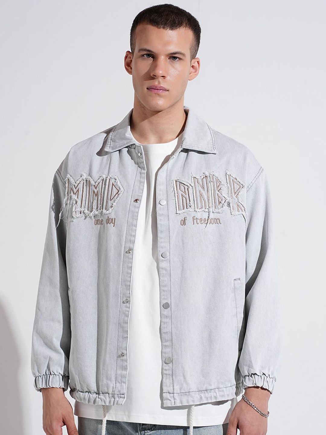SHOWOFFFF Men Spread Collar Typography Printed Lightweight Denim Jacket-picture-10