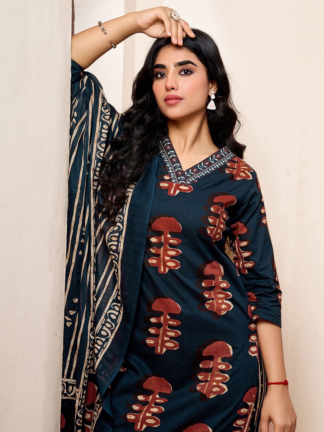 SKYLEE Women Floral Printed Kurta with Trousers & Dupatta