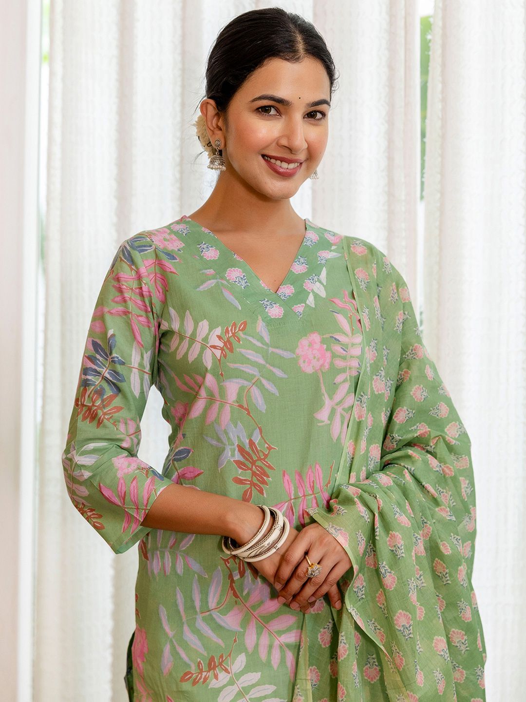 SKYLEE Women Floral Printed Regular Kurta & Trousers With Dupatta