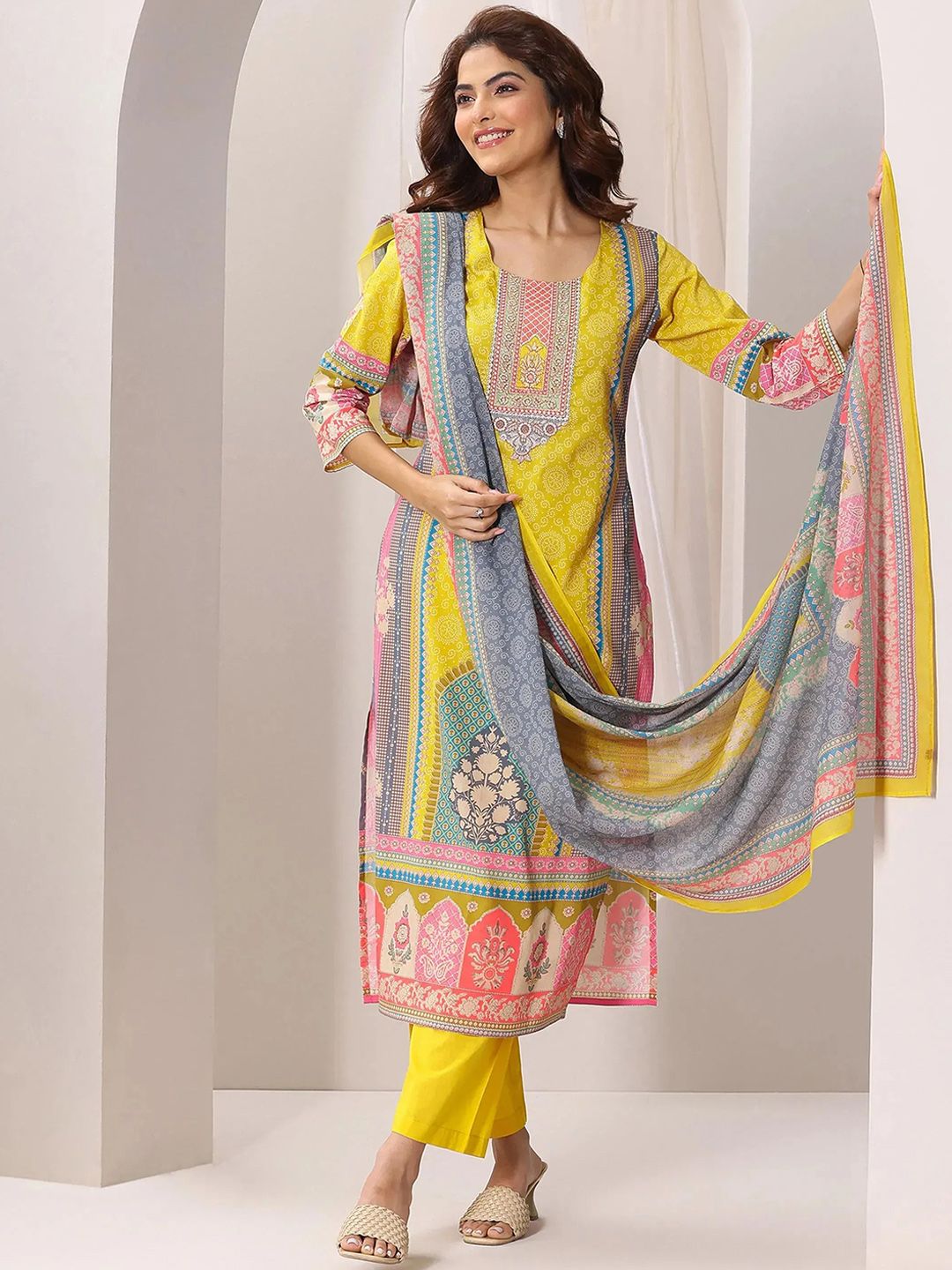 Brand Hill Women Ethnic Motifs Printed Kurta with Trousers & Dupatta
