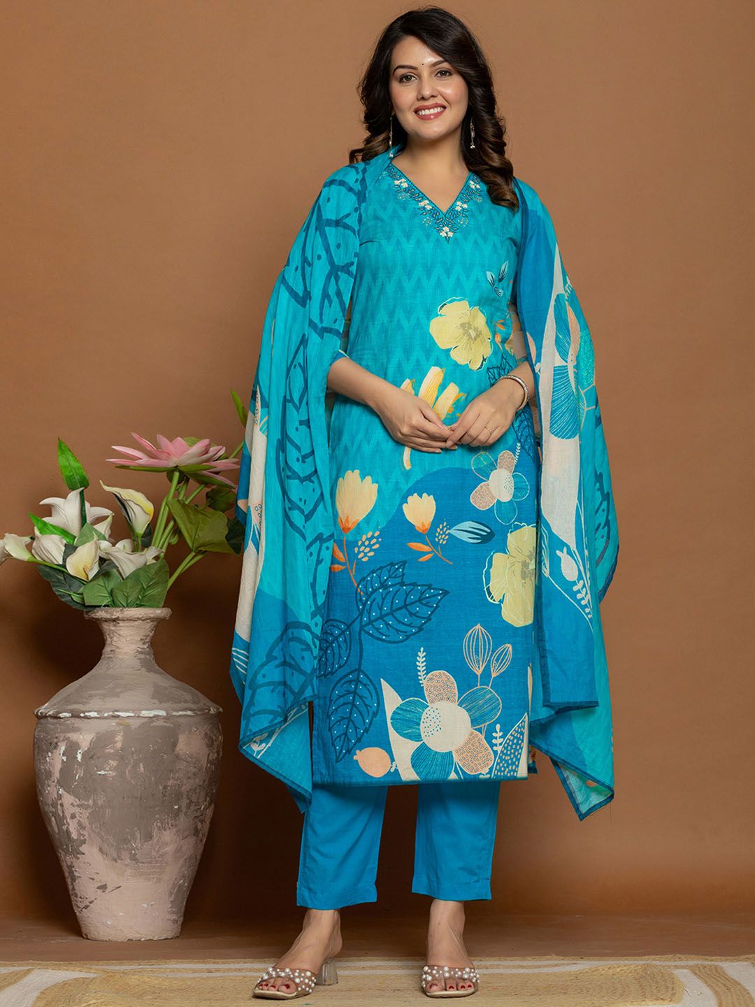 SKYLEE Women Floral Printed Regular Kurta & Trousers With Dupatta
