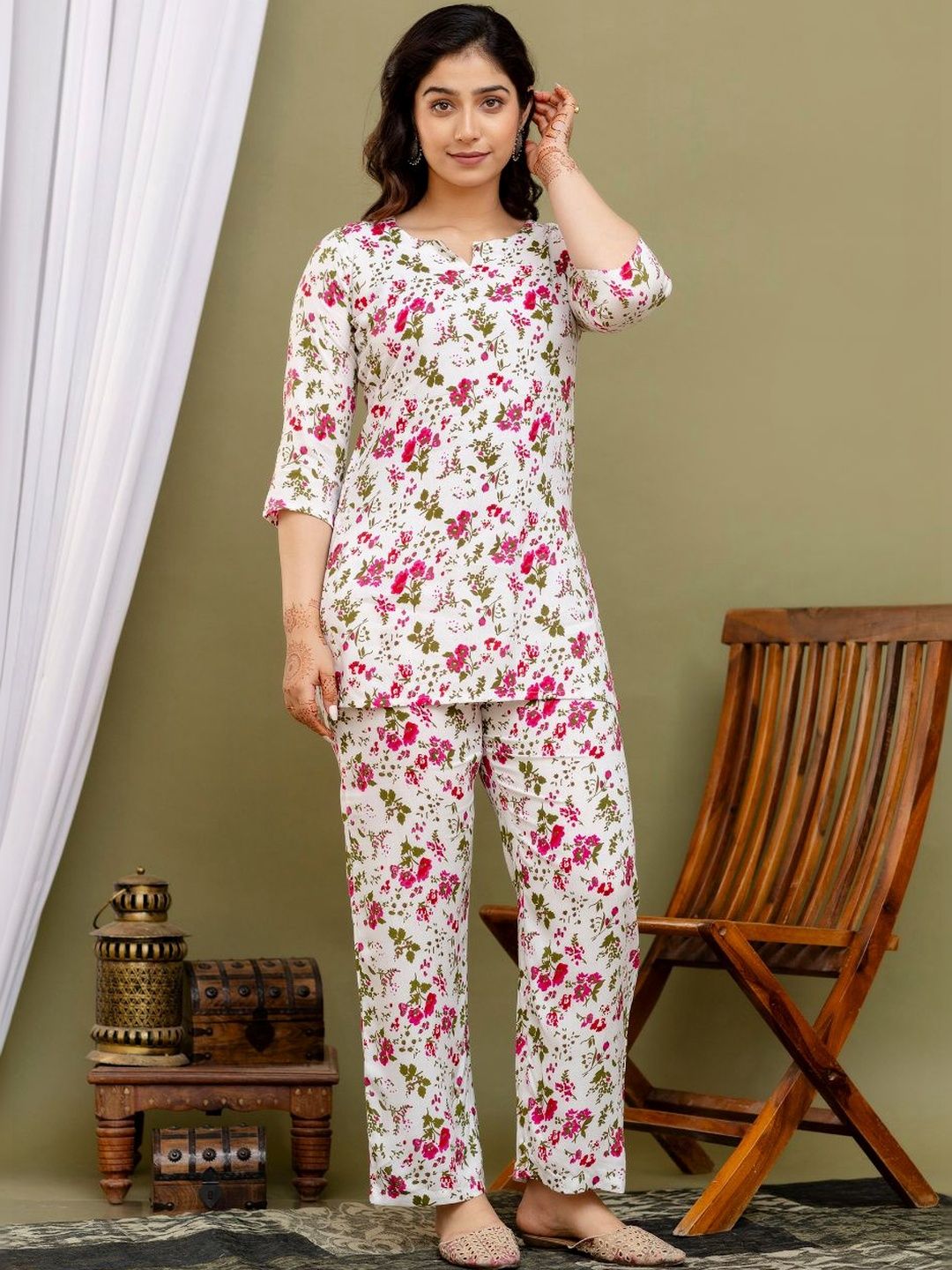 VOGUENIYA Printed V-Neck Three Fourth Sleeves Tunic With Trouser Co-Ords-picture-40