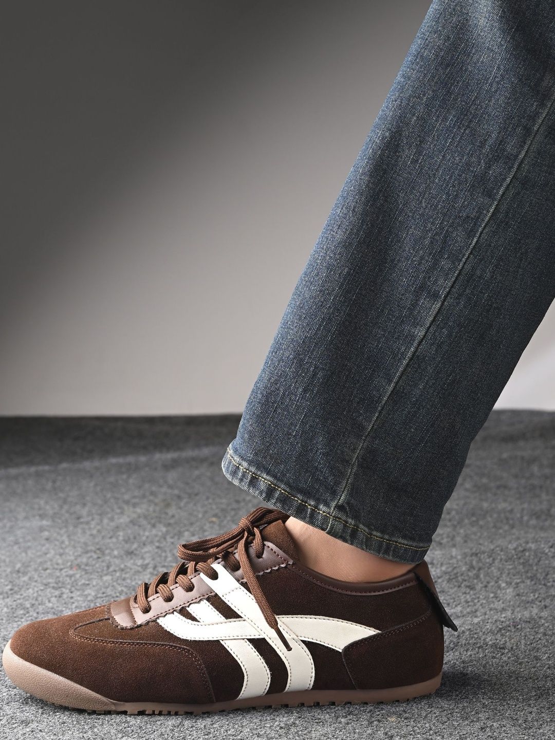 roadster <p>A pair of brown textured round toe casual sneakers with regular styling has a lace-up c-picture-34