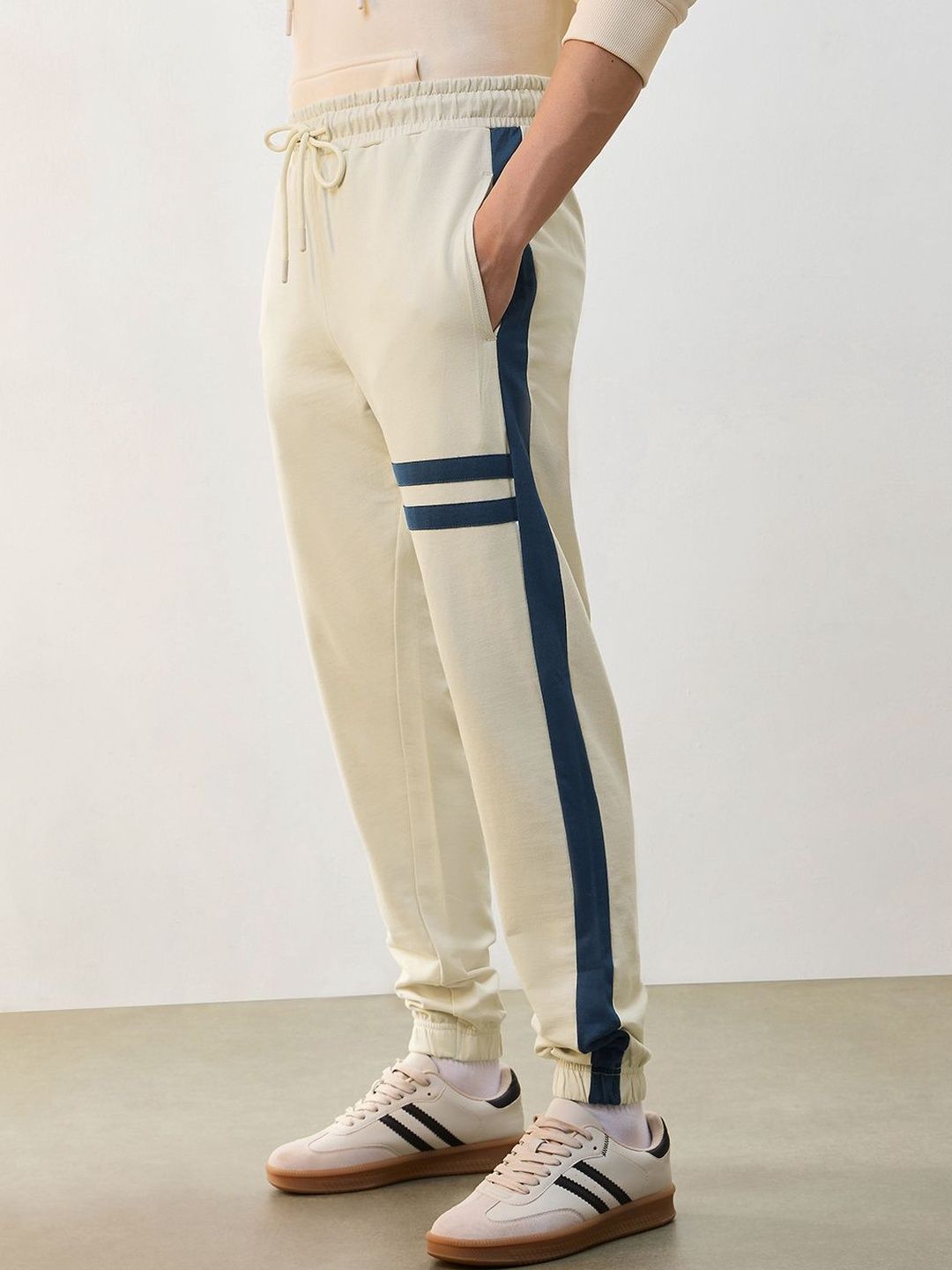 NOBERO Men Tapered Fit Mid-Rise Joggers-picture-52