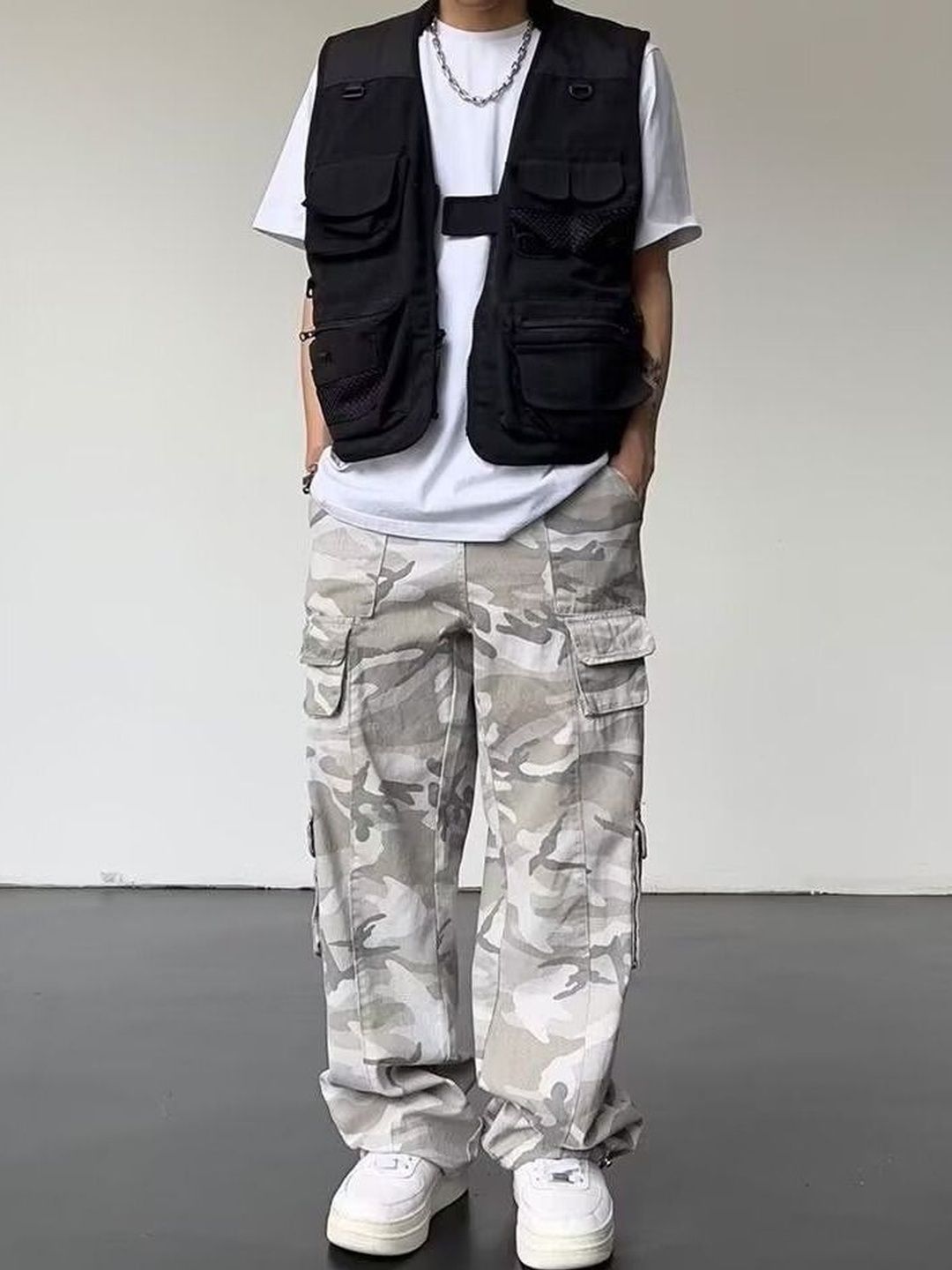 StyleCast x Revolte Men Relaxed Fit Mid-Rise Printed Jeans-picture-12