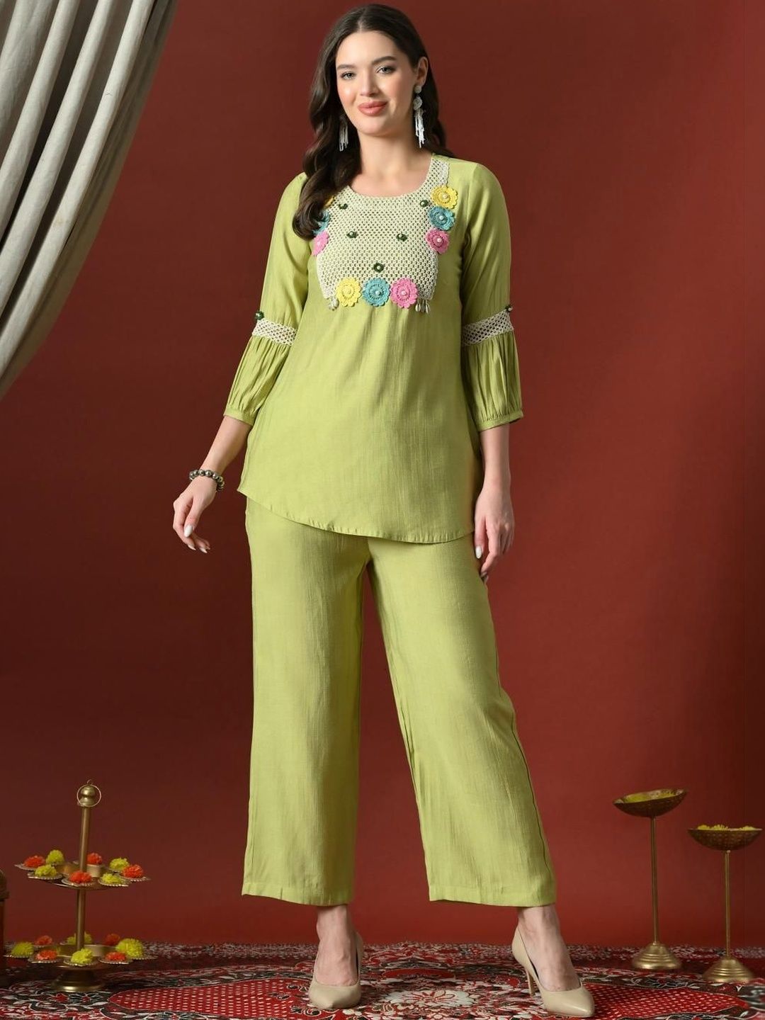 Sia Ab Pehnegi Duniya Women Yoke Design Printed Casual Round-Neck Top With Trousers-picture-18