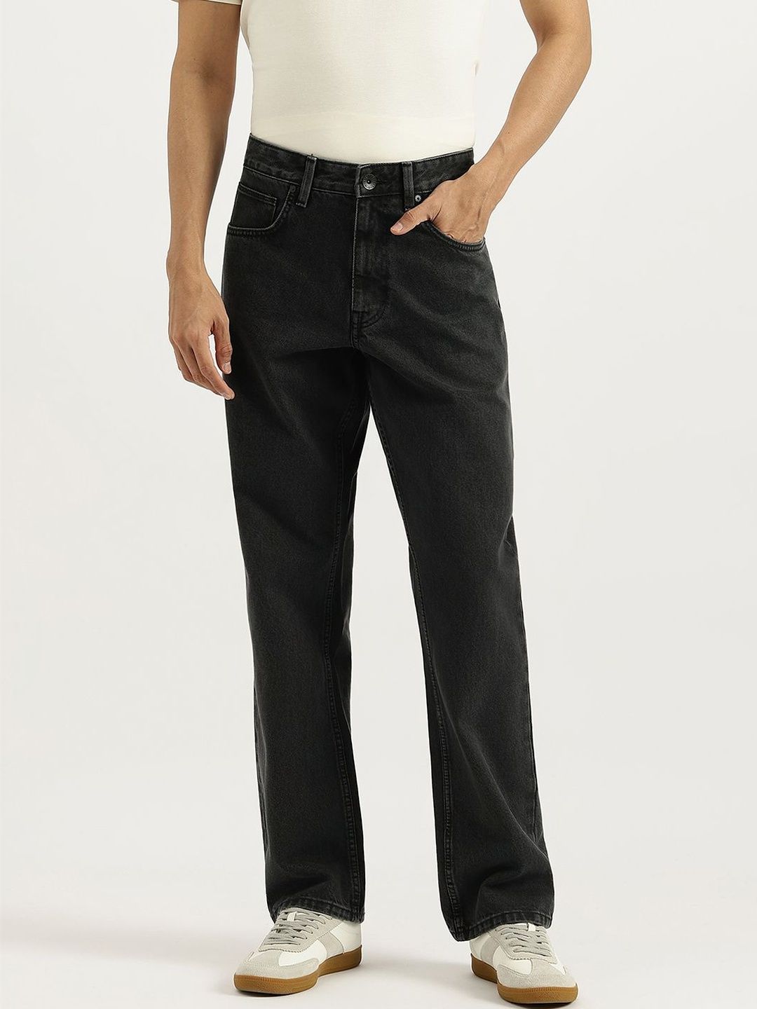 United Colors of Benetton Men Relaxed Fit Mid-Rise Light Fade Jeans-picture-16