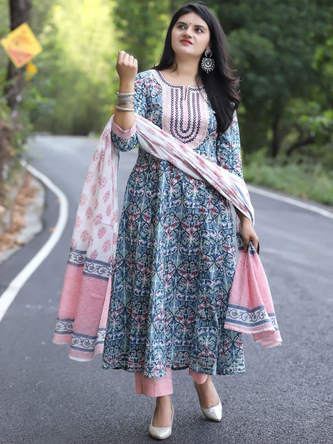 Piludi Women Floral Embroidered Regular Thread Work Kurta with Trousers & With Dupatta