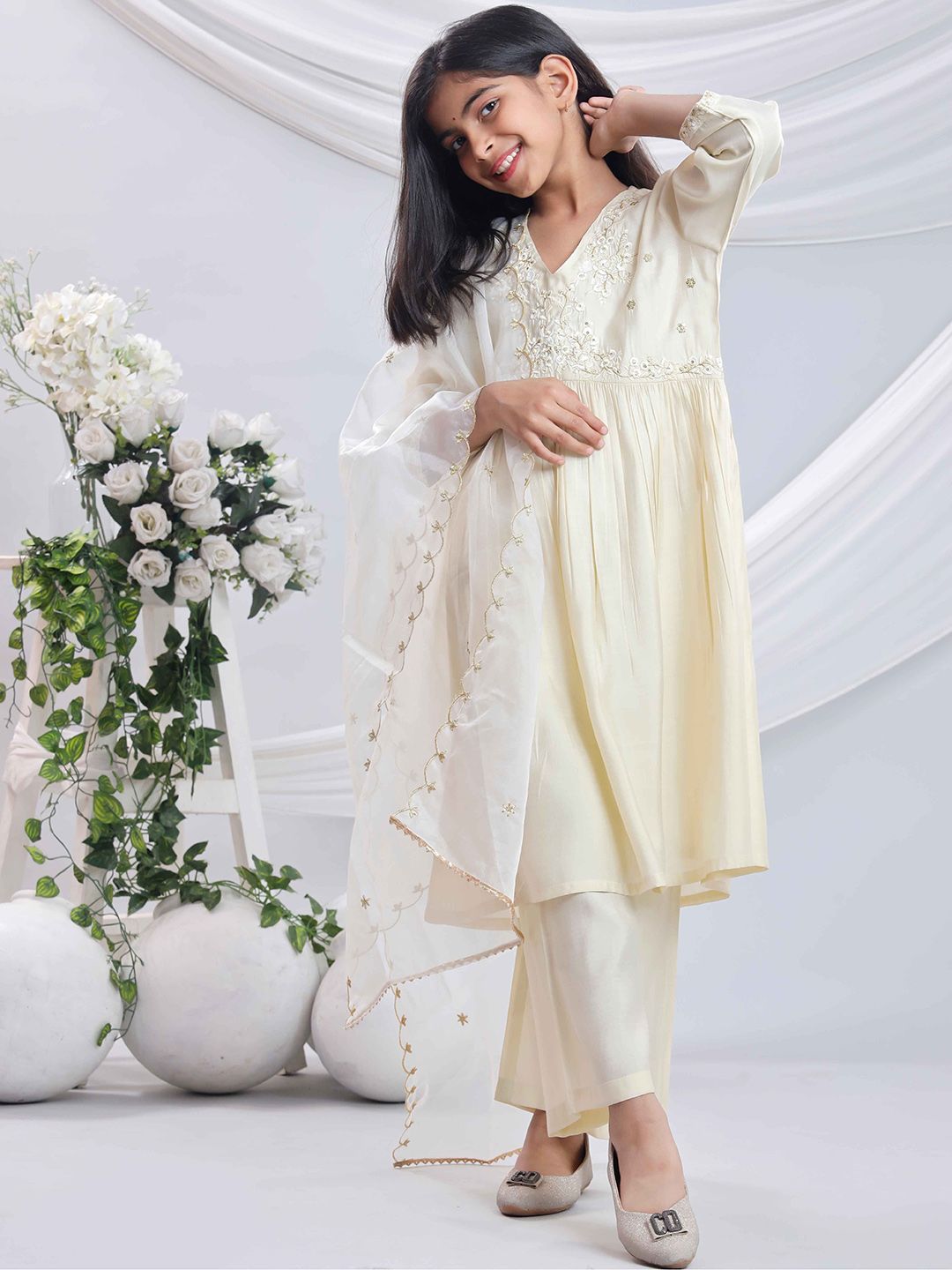 misbis Girls Floral Embroidered Regular Sequinned Kurta with Trousers & With Dupatta-picture-12