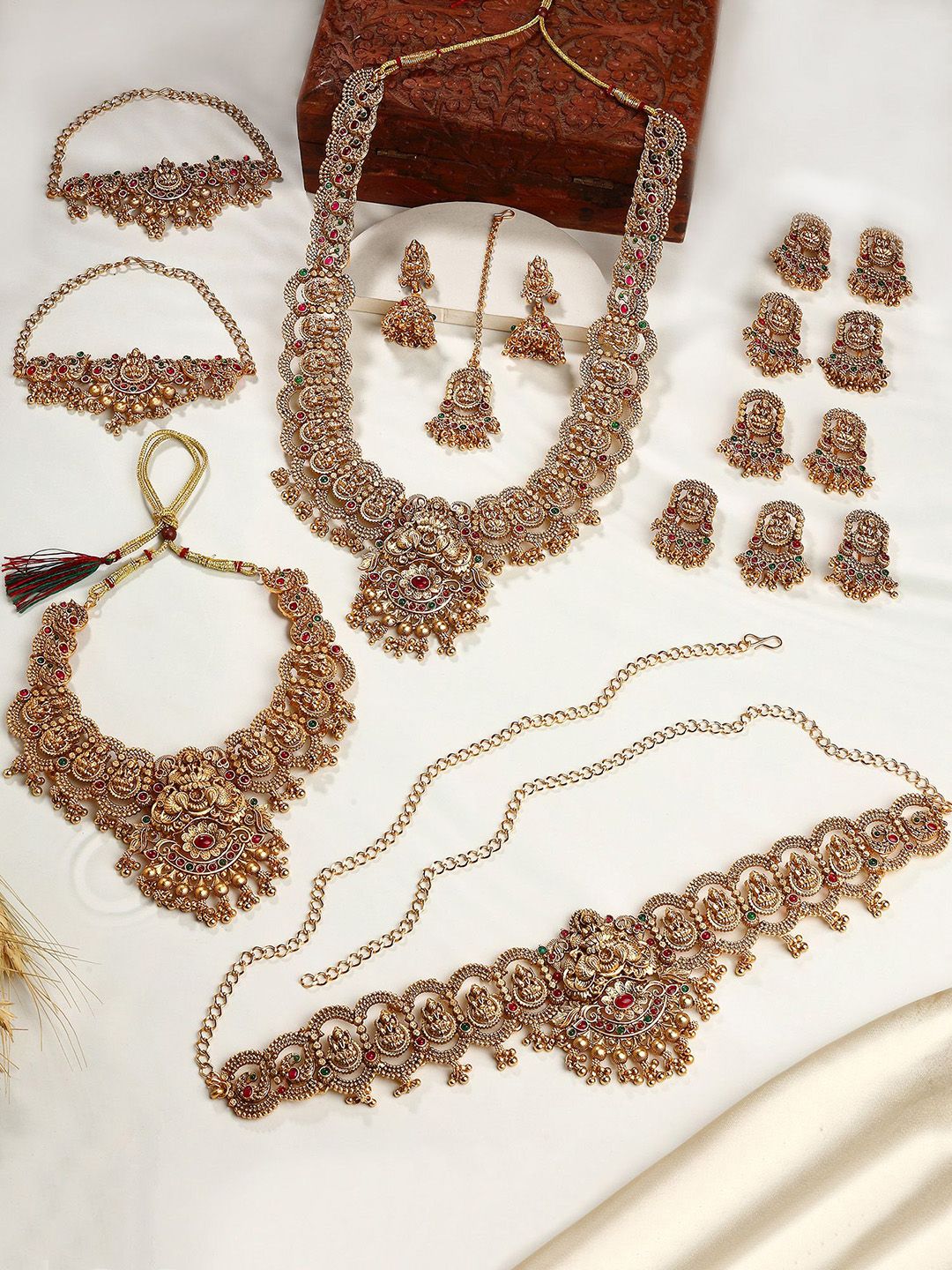 KARATCART Gold Plated Stone Studded Laxmi Mata Full Bridal Temple Jewellery Set-picture-36