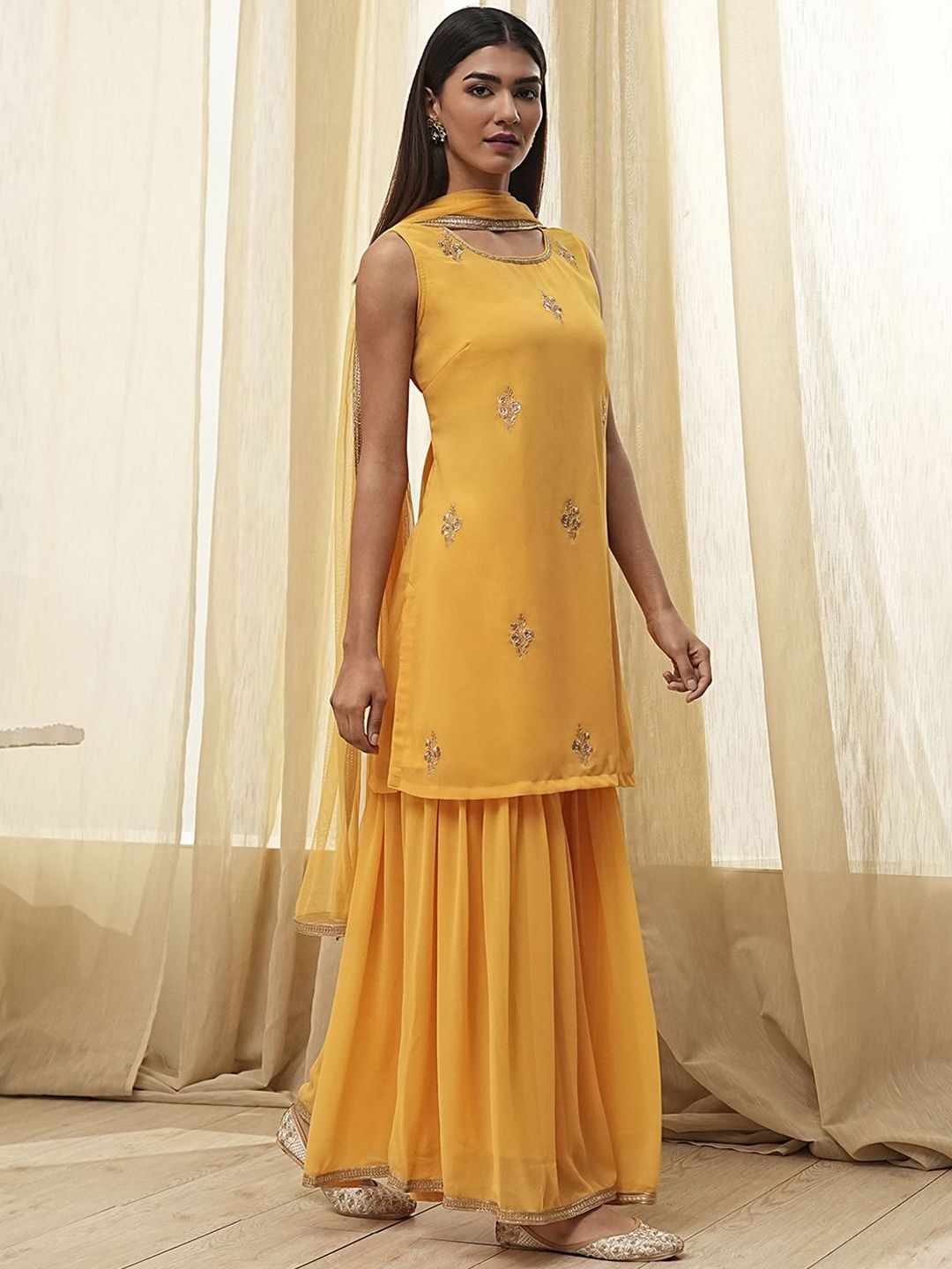 Light Pink Floral Embroidered Round Neck Straight Kurti