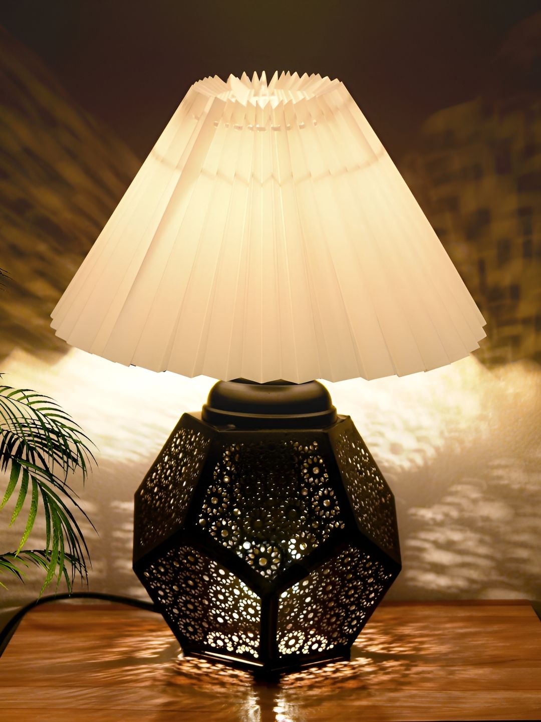 Homesake White Metal Industrial Triangle Table Lamp with Bulb-picture-28