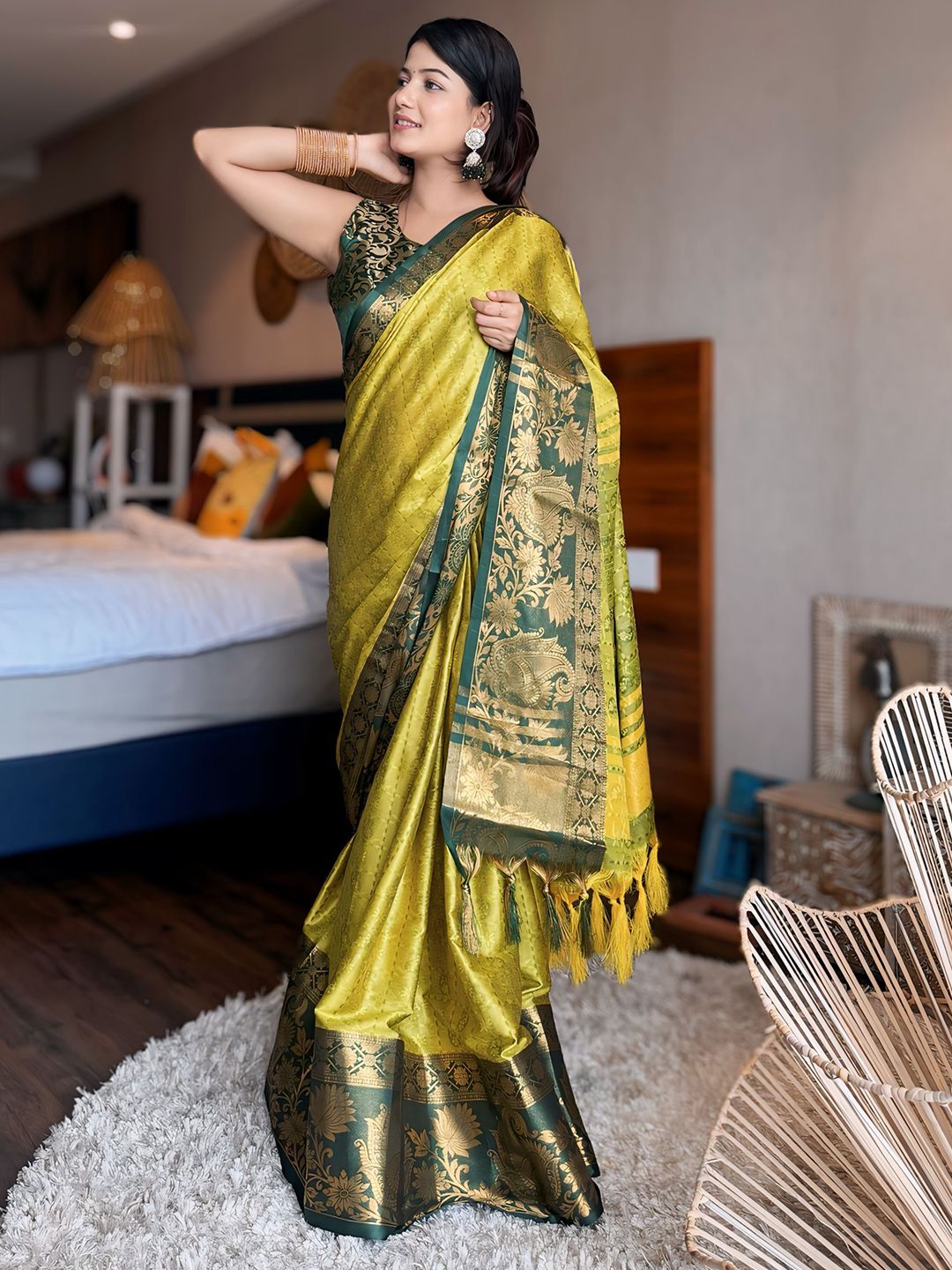 VILLAGIUS Woven Design Zari Saree-picture-18