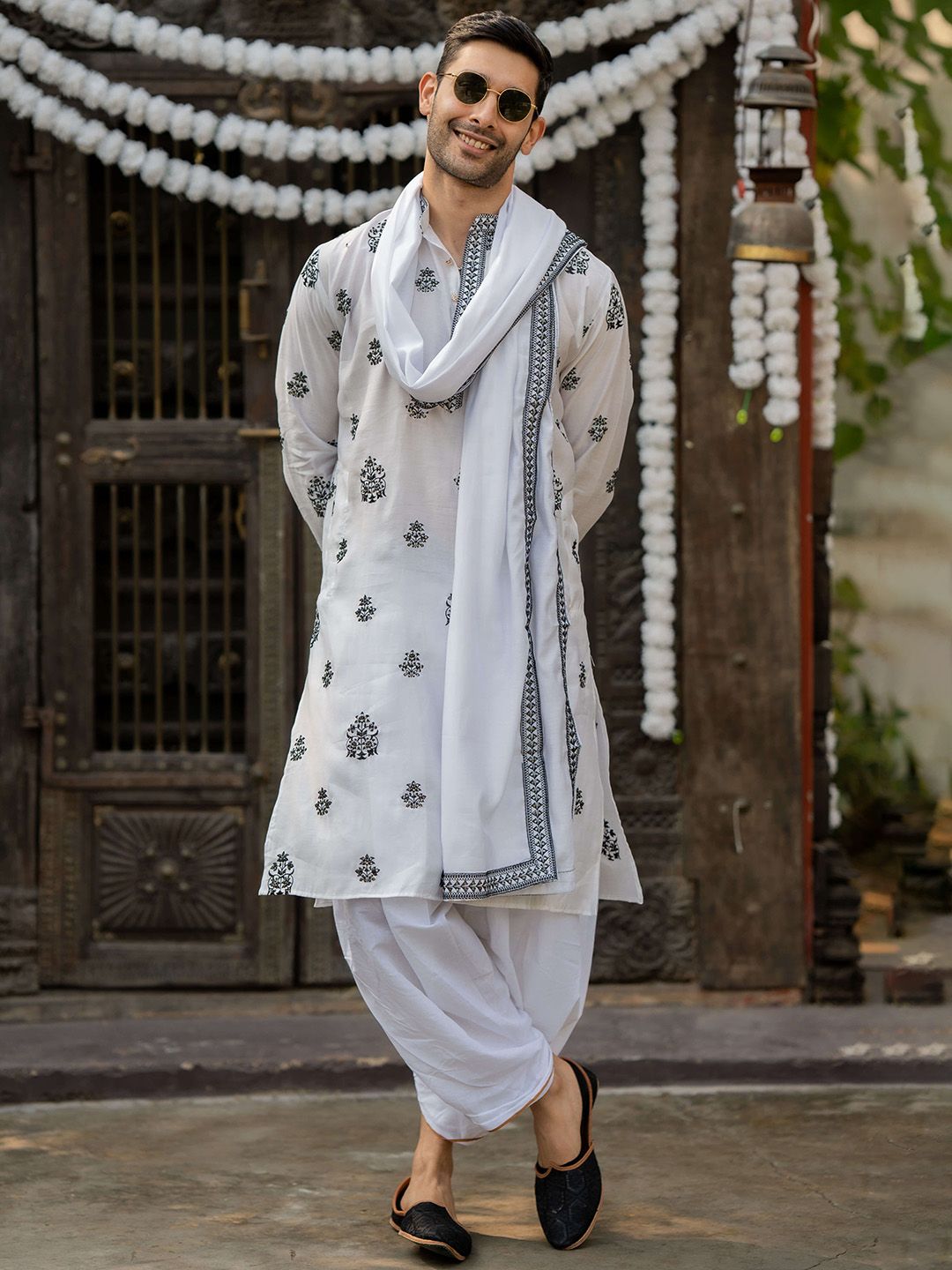 Shasak Floral Embroidered Thread Work Mandarin Collar Sequinned Straight Kurta-picture-55