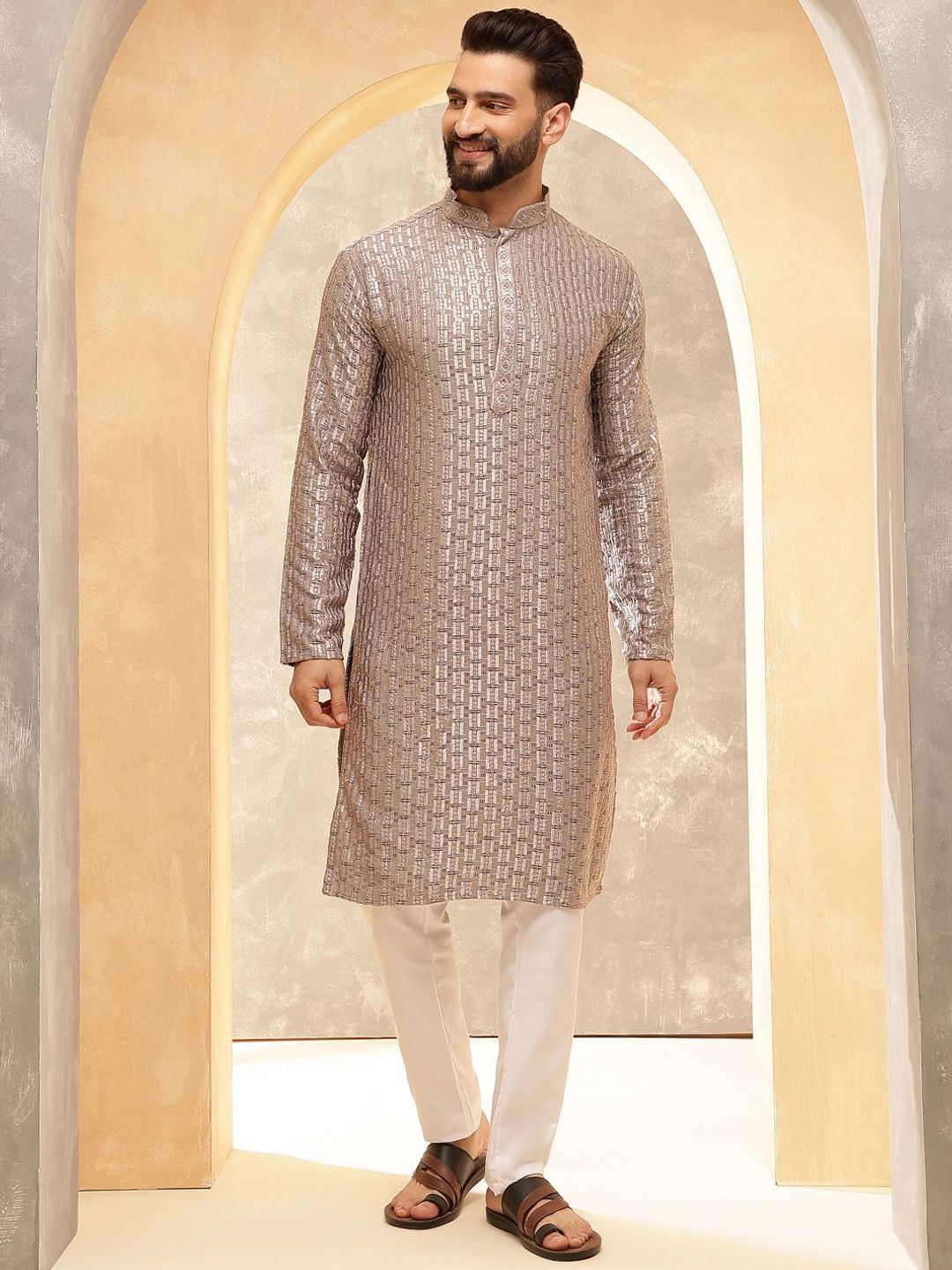 SOJANYA Men Embroidered Thread Work Kurta