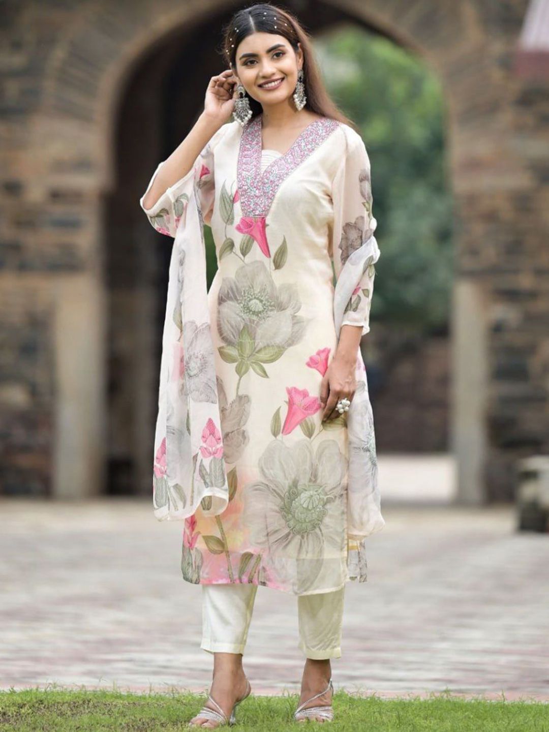 Ethnik Ease Women Floral Printed Regular Straight Kurta with Trousers & With Dupatta