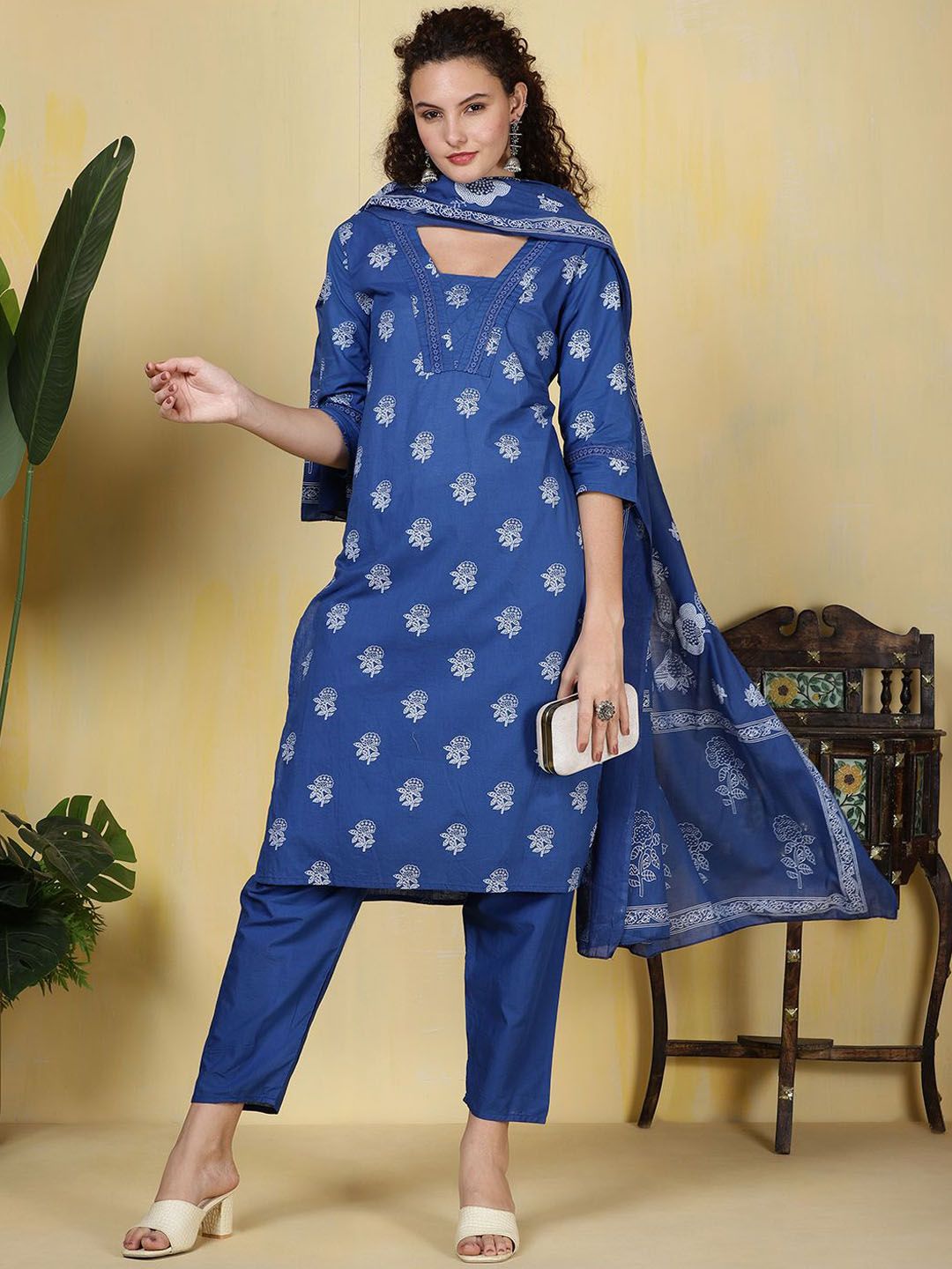 Meena Bazaar Women Floral Printed Regular Kurta & Trousers With Dupatta