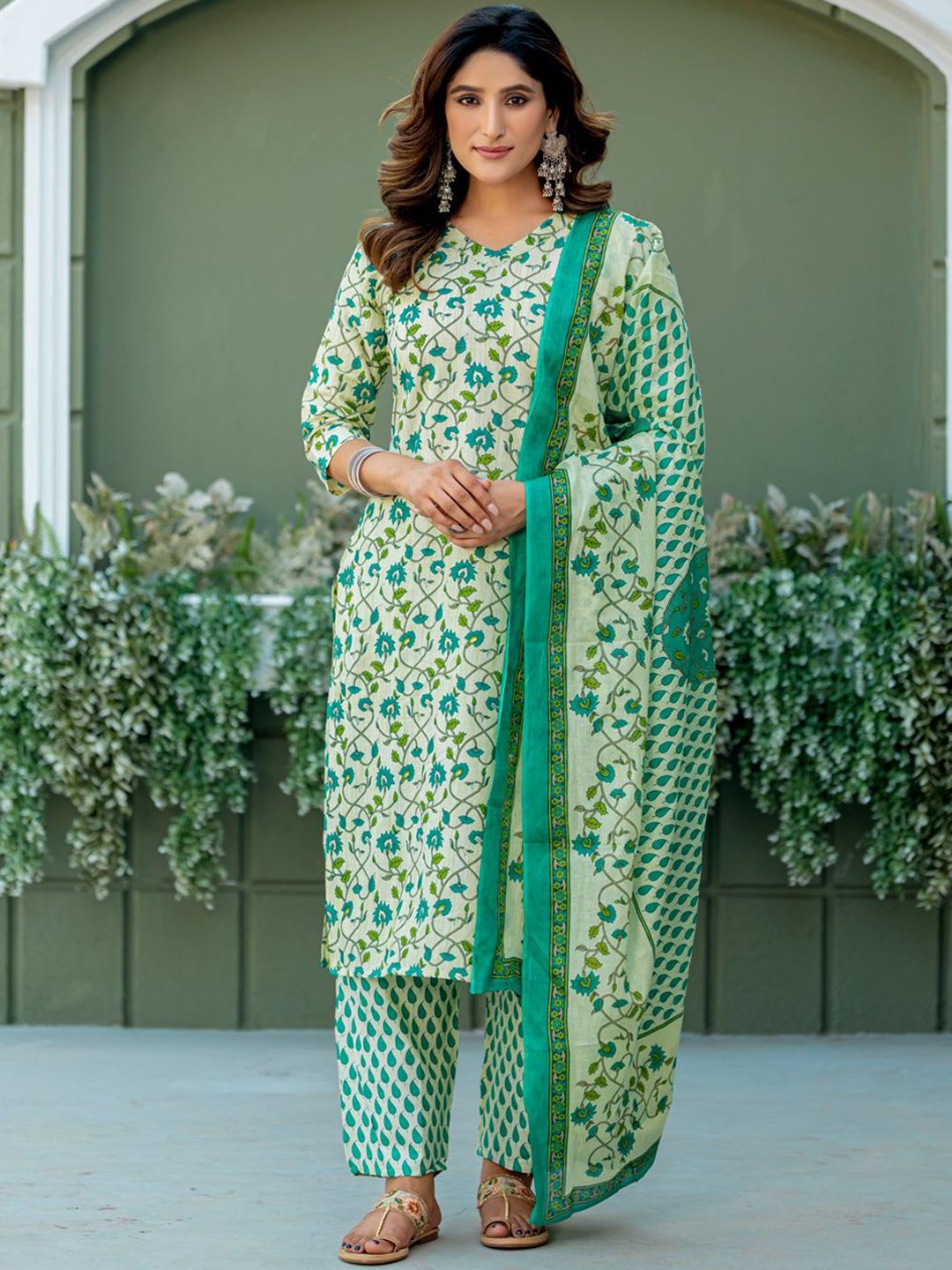 devkison Designer Women Floral Printed Regular Kurta with Trousers & With Dupatta