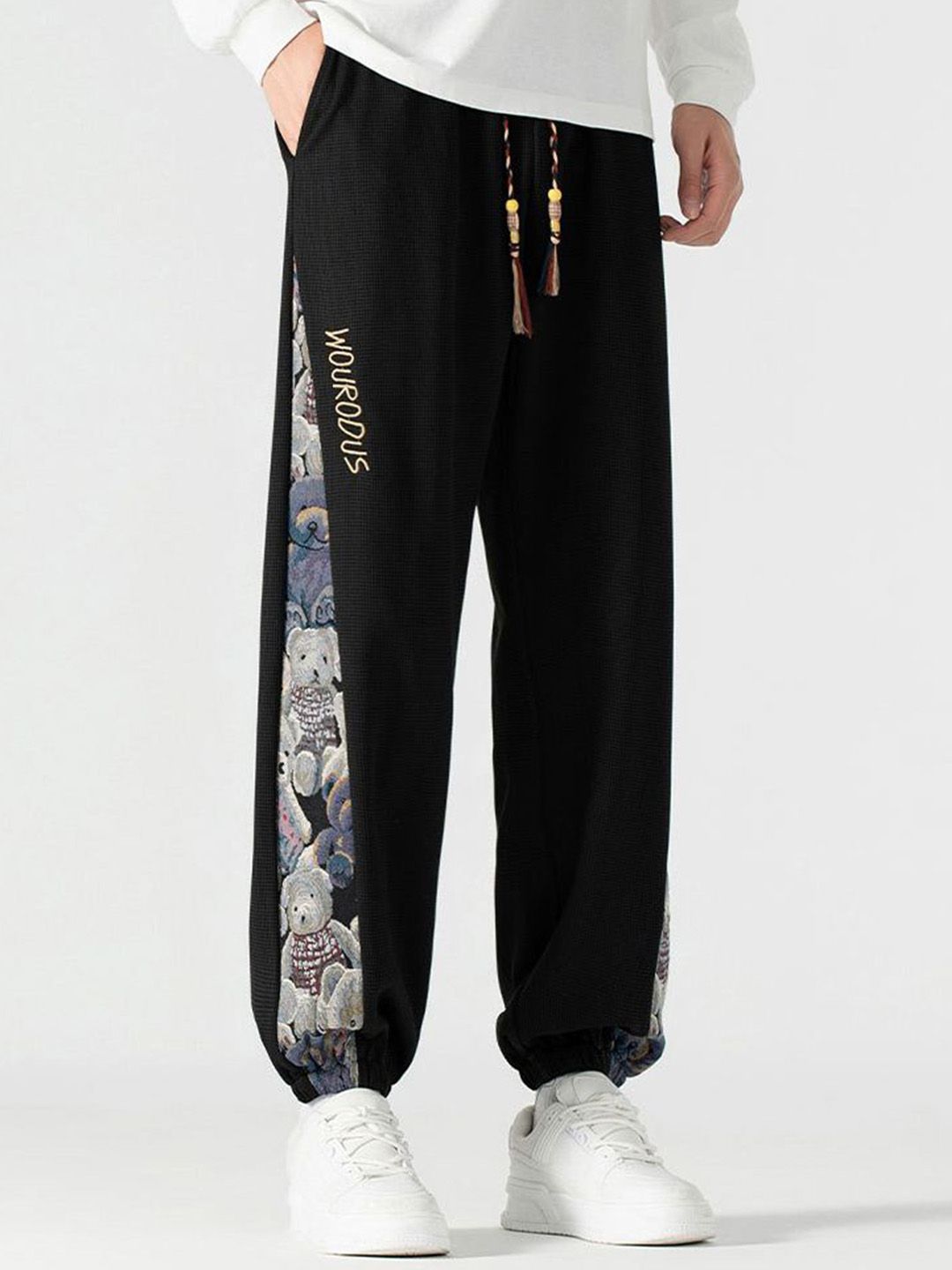 StyleCast x Revolte Men Conversational Printed Mid-Rise Regular Fit Trousers-picture-37