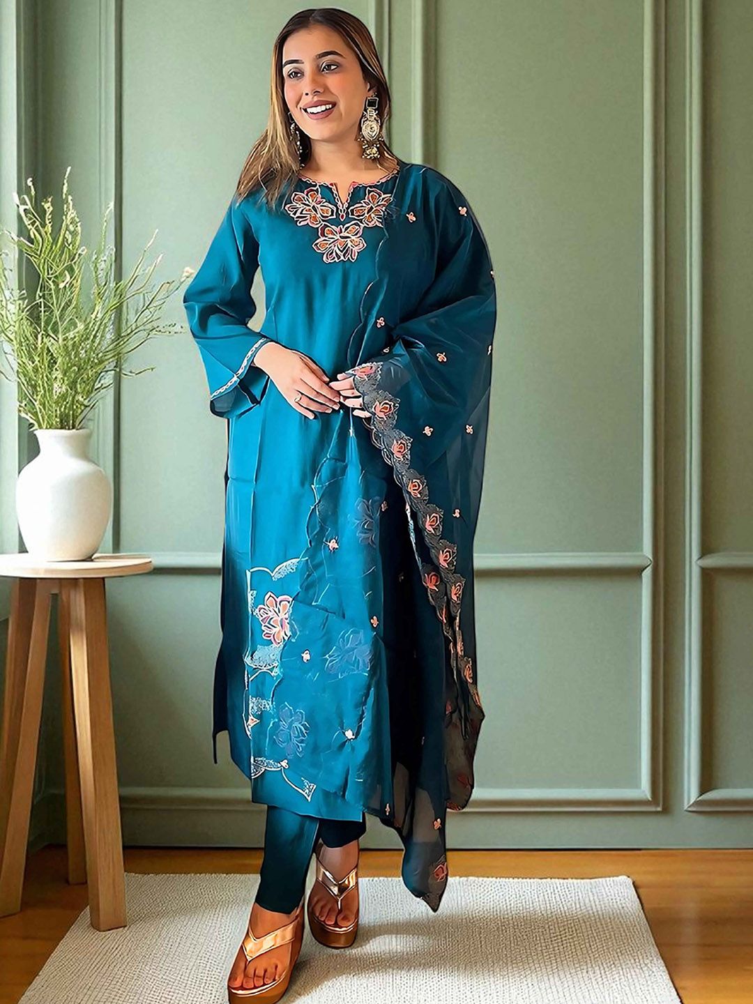 Sangria Women Floral Embroidered Kurta & Pyjamas With Dupatta