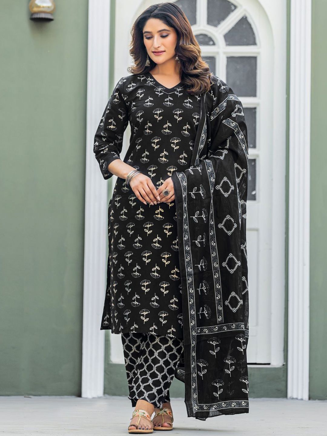 devkison Designer Women Floral Printed Kurta with Trousers & Dupatta