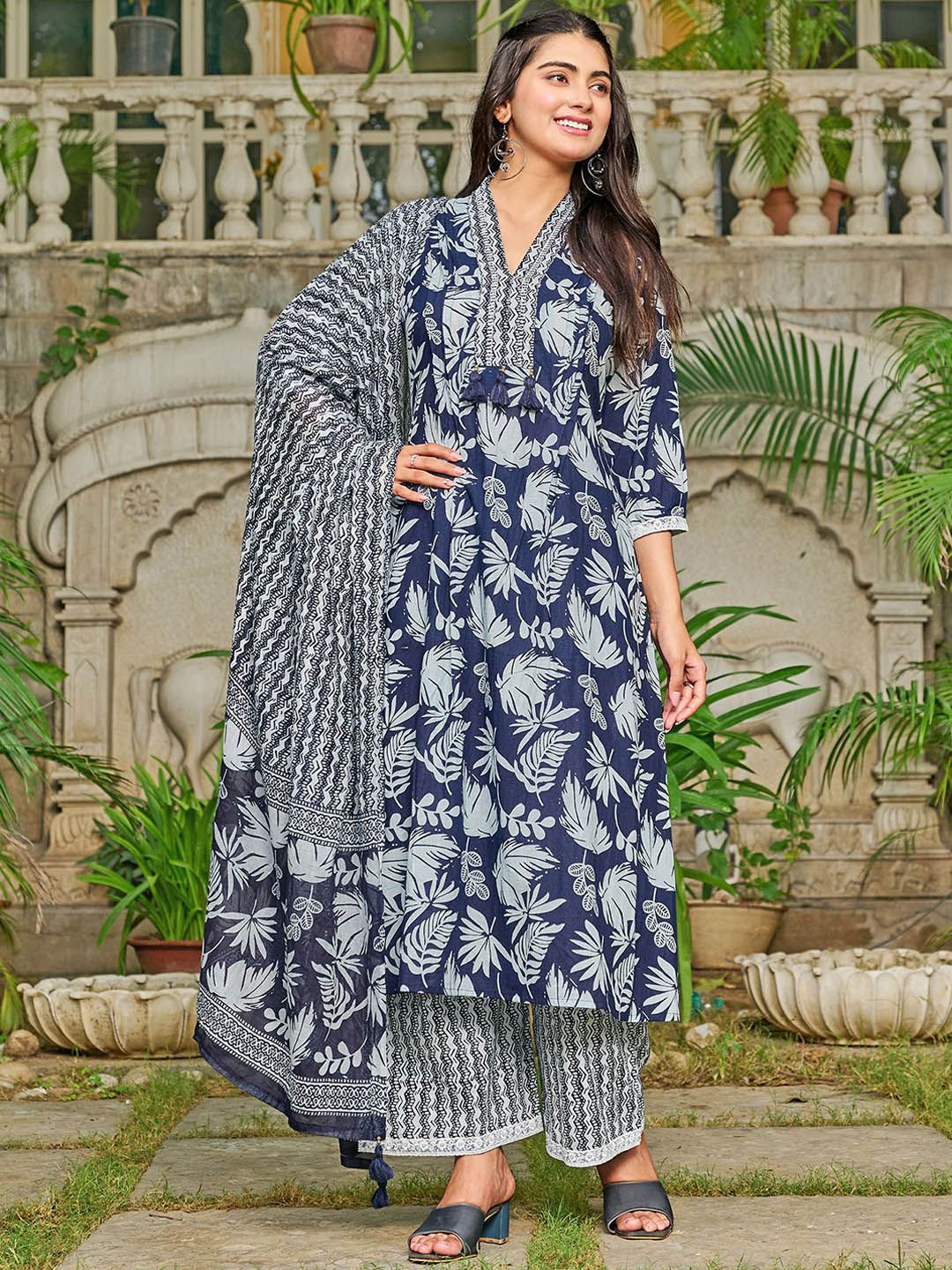 MITTOO Women Floral Printed Cotton Kurta with Palazzos & Dupatta