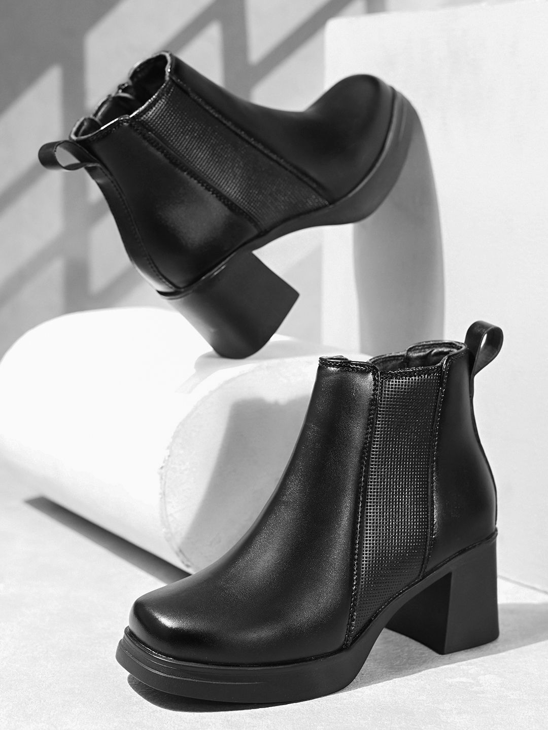 The Roadster Lifestyle Co Women Block-Heeled Chelsea Boots