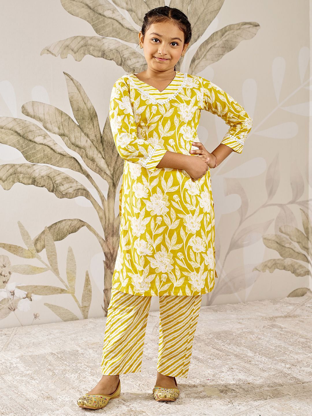 VASTRAMAY Girls Floral Printed Cotton Kurta with Pyjamas-picture-14