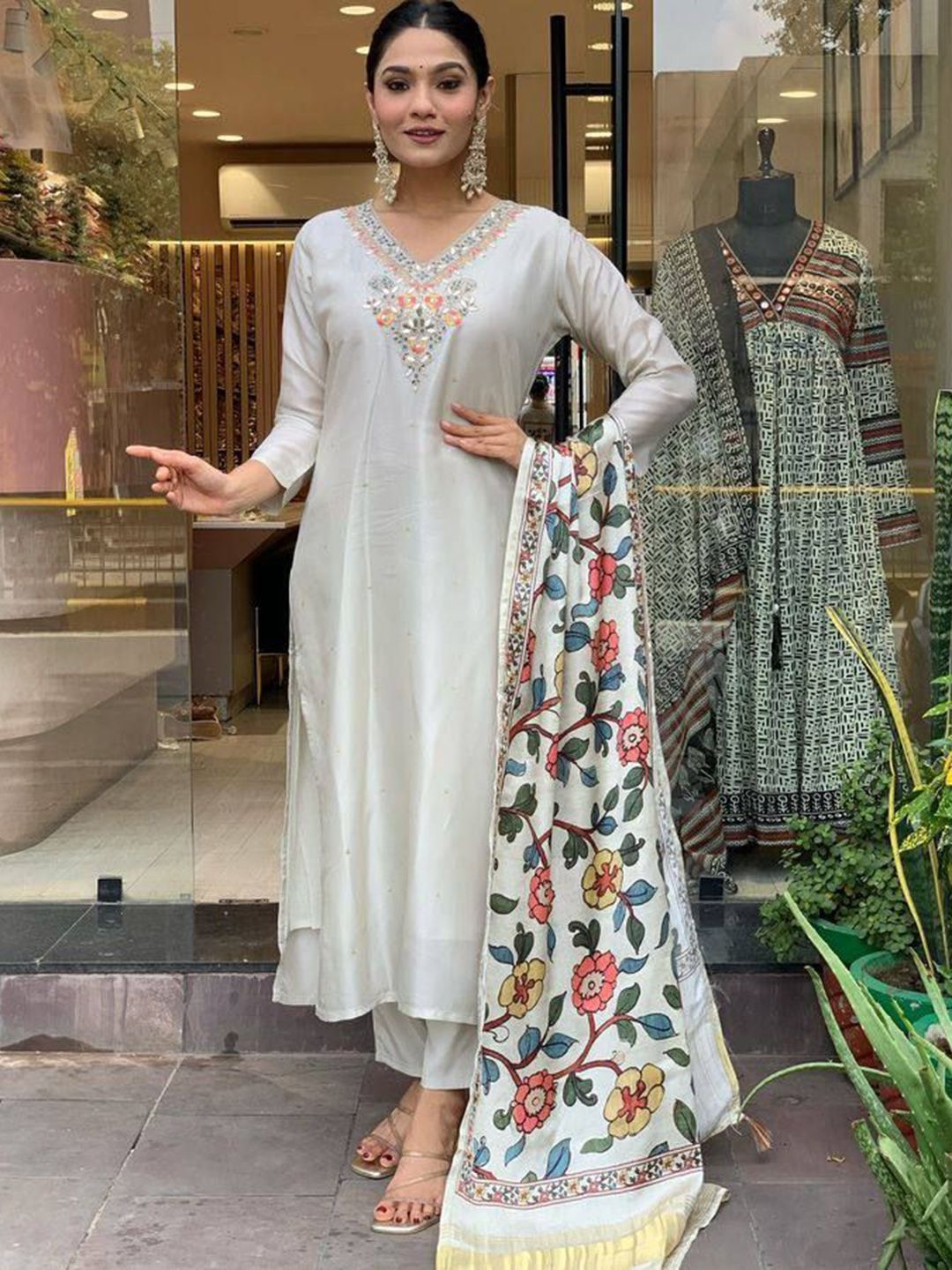 Growdamy Women Floral Embroidered Regular Gotta Patti Kurta with Trousers & Dupatta