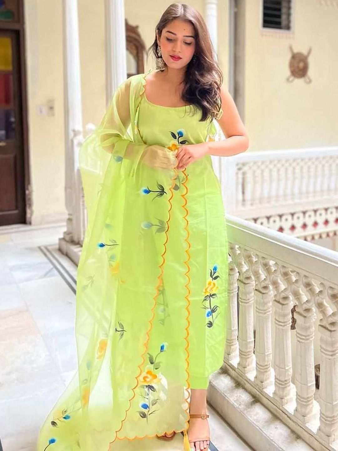 Growdamy Women Floral Printed Regular Kurta Set With Dupatta