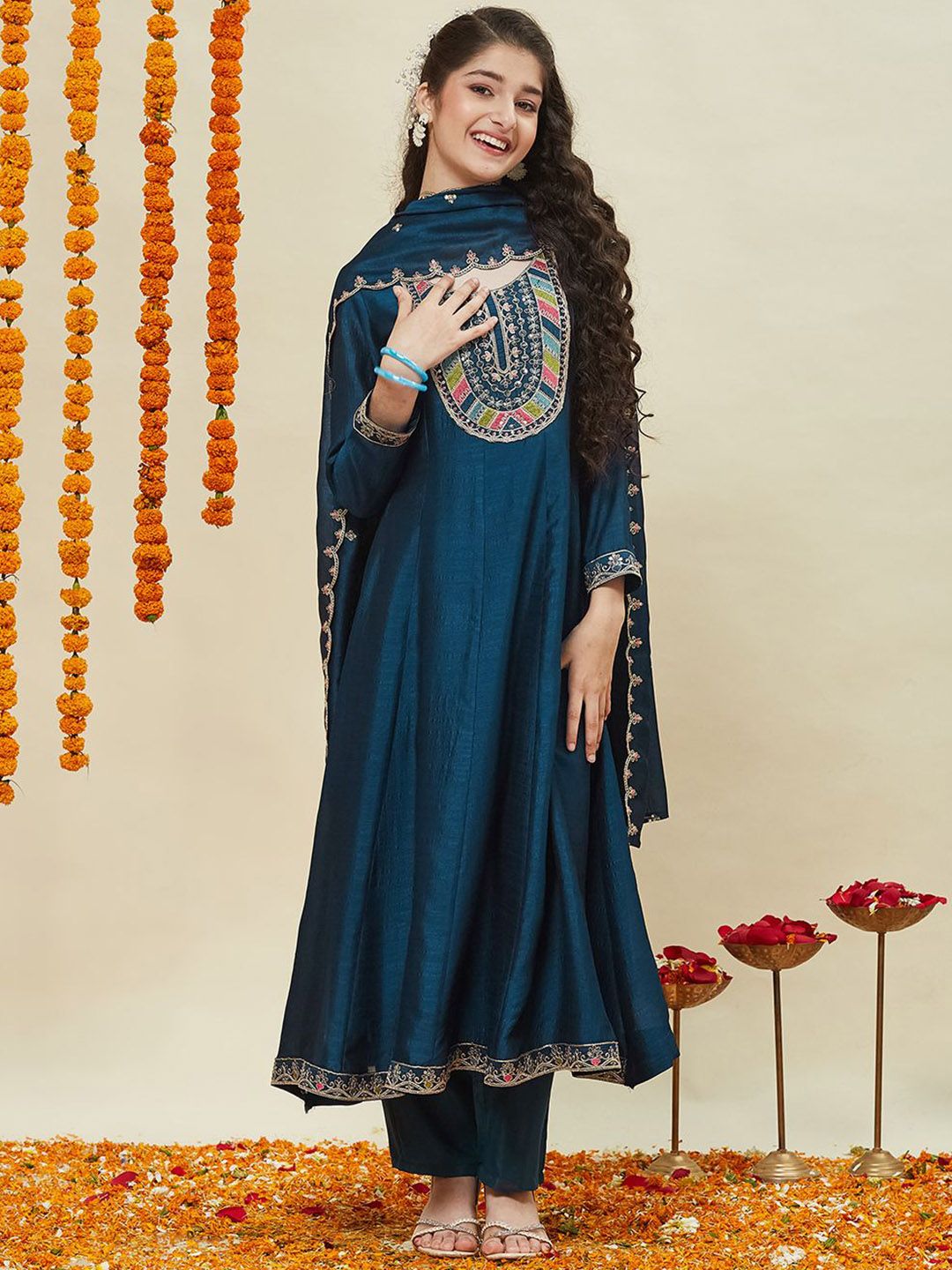 CurlyTales Girls Floral Embroidered Regular Sequinned Kurta with Trousers & With Dupatta-picture-28