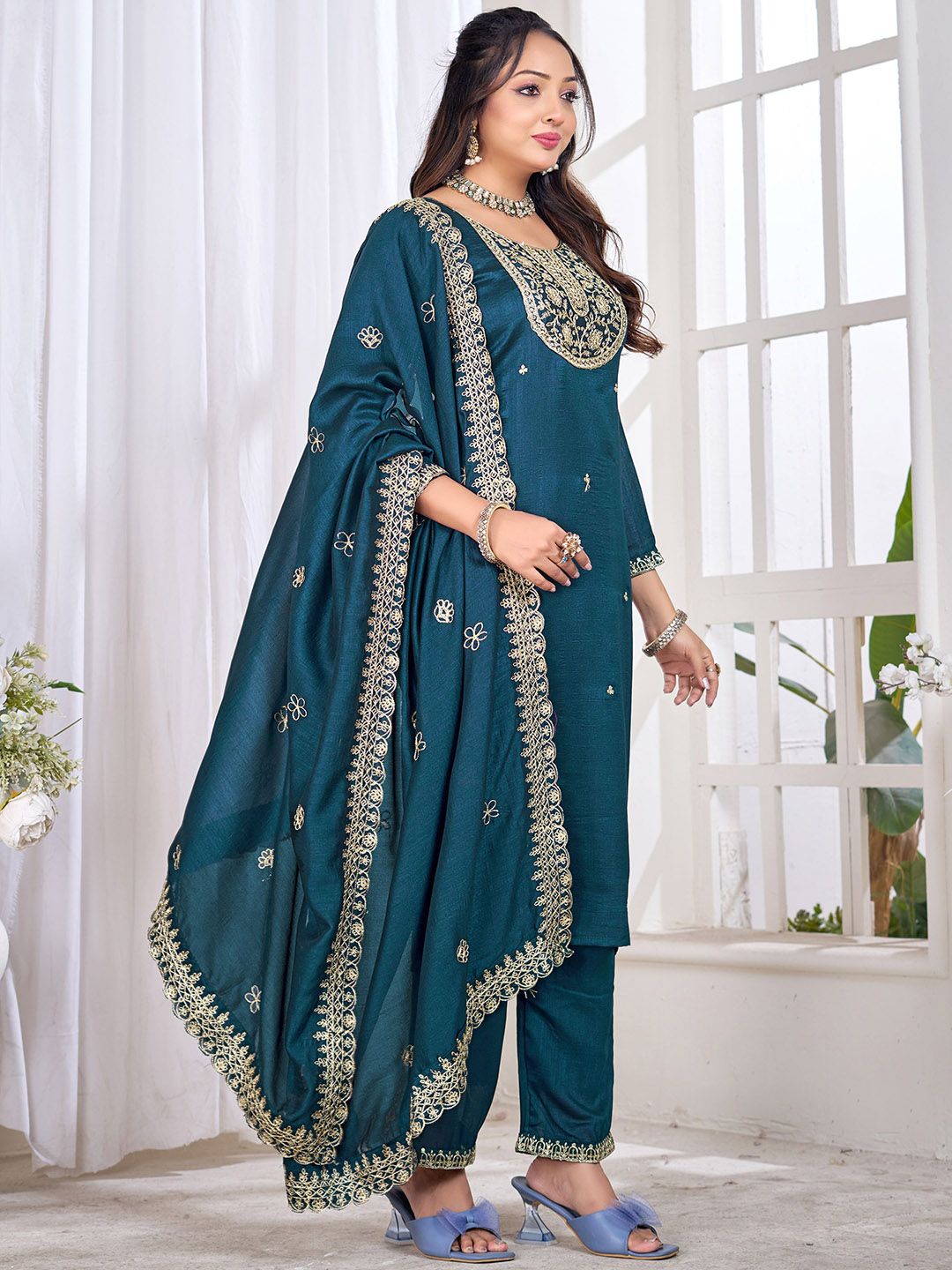 Ekta Textiles Women Ethnic Motifs Embroidered Kurta with Trousers & Dupatta