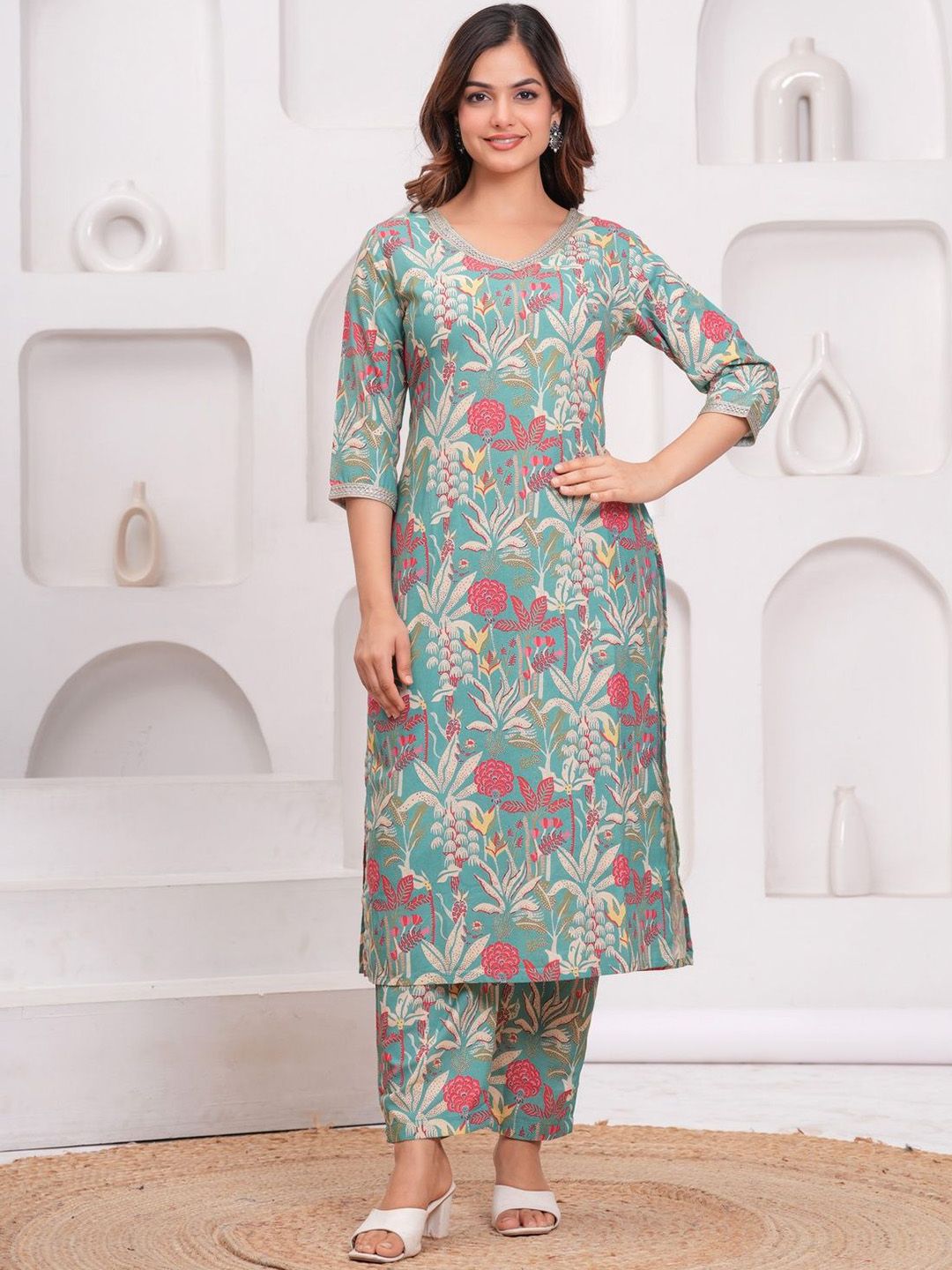 NEW4U Women Floral Printed Kurta with Trousers