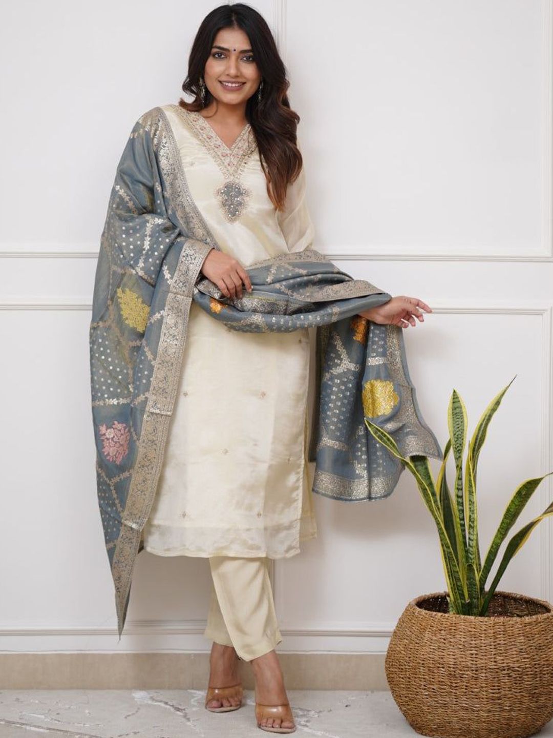 Growdamy Women Ethnic Motifs Embroidered Kurta with Trousers & Dupatta