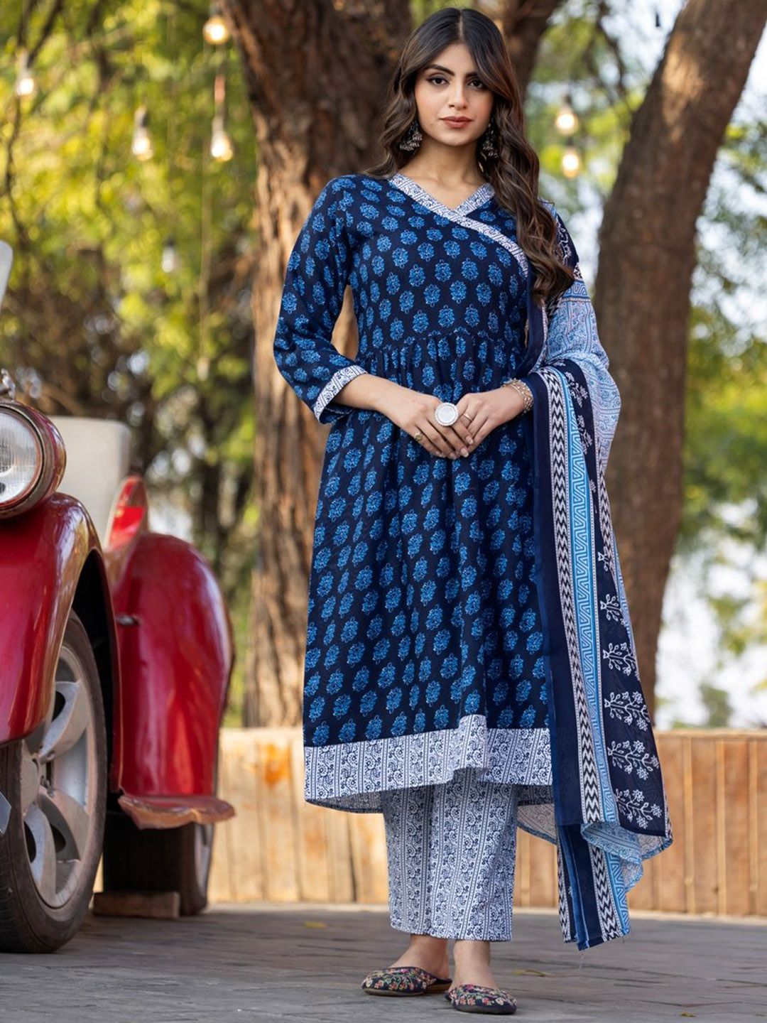 Vastukala Women Floral Printed Regular Pure Cotton Kurta with Trousers & Dupatta