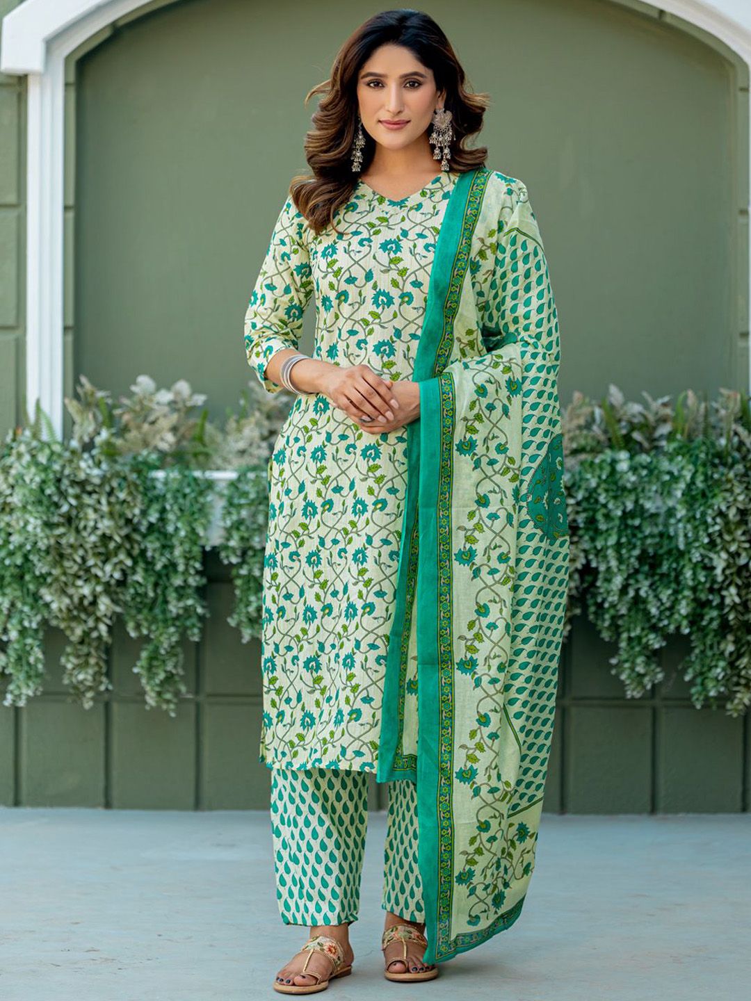 Anouk Women Floral Printed Regular Kurta with Trousers & Dupatta