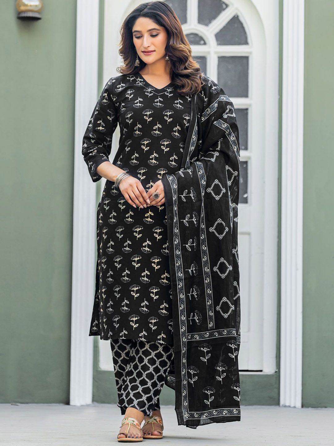 Anouk Women Floral Printed V-Neck Kurta with Trousers & Dupatta