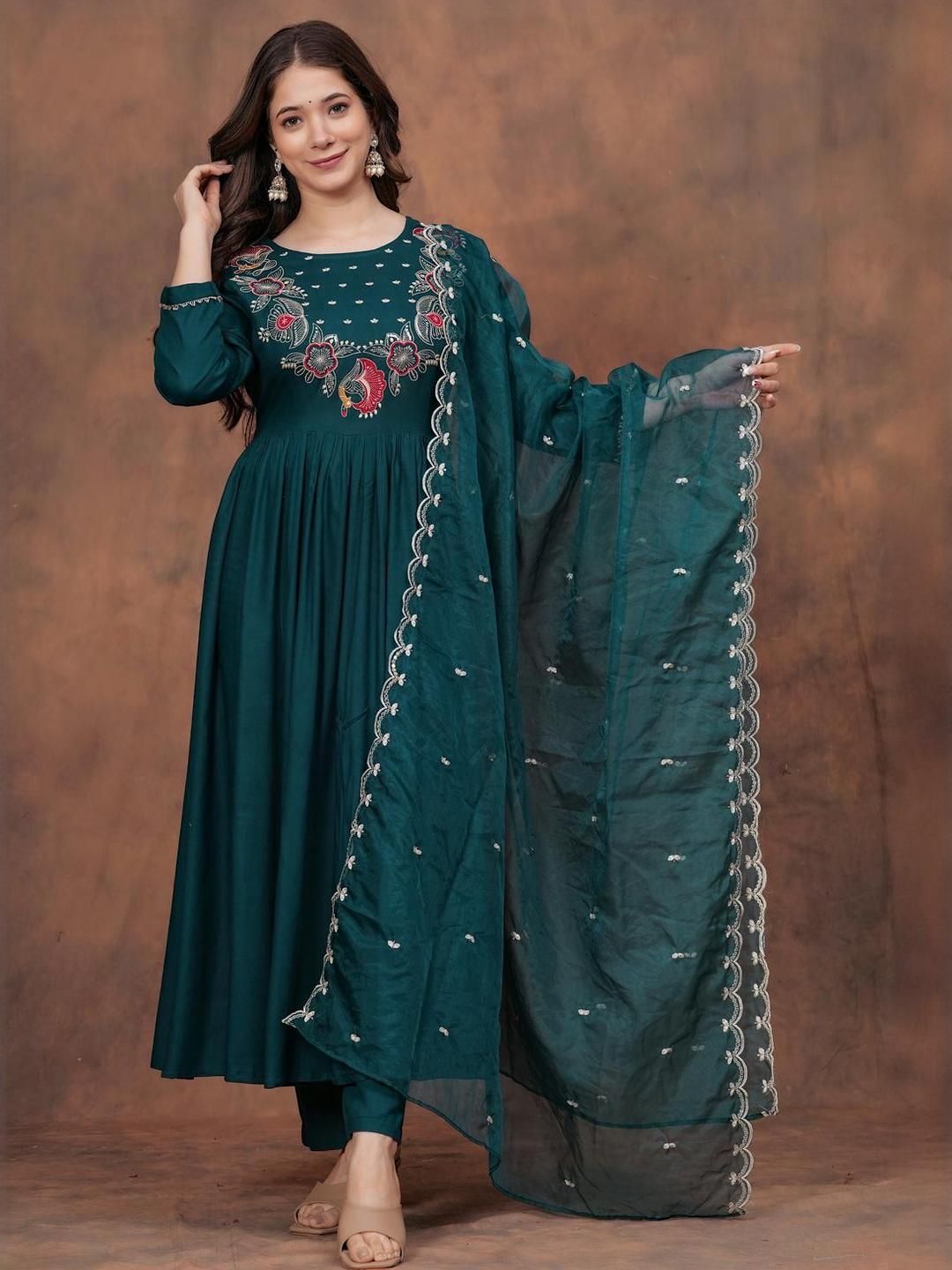 CaniBani Women Viscose Rayon Embroidered Kurta Sets