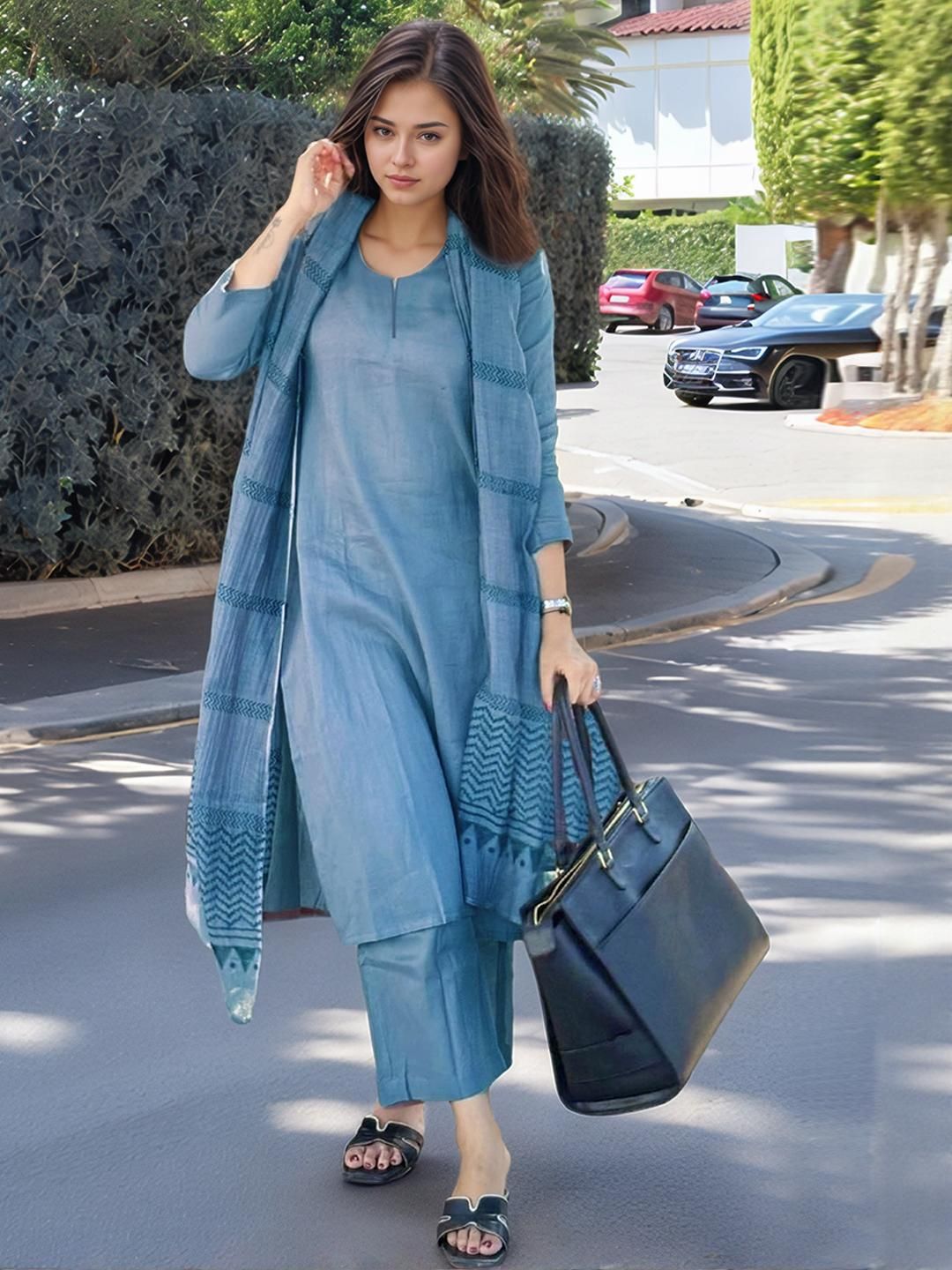 Aaghnya Women Viscose Rayon Solid Kurta Sets