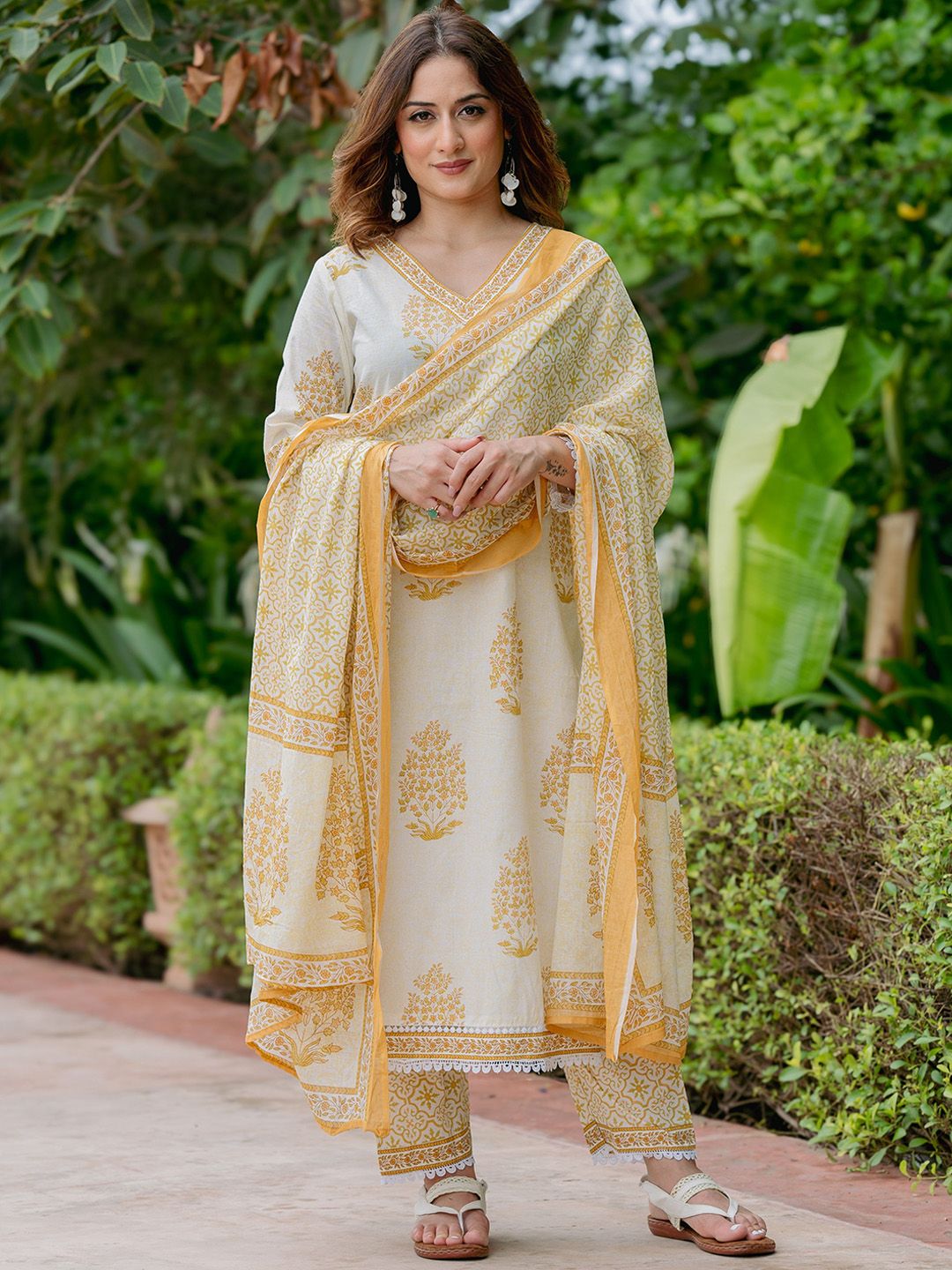 Arayna Women Floral Printed Regular Pure Cotton Kurta with Palazzos & Dupatta