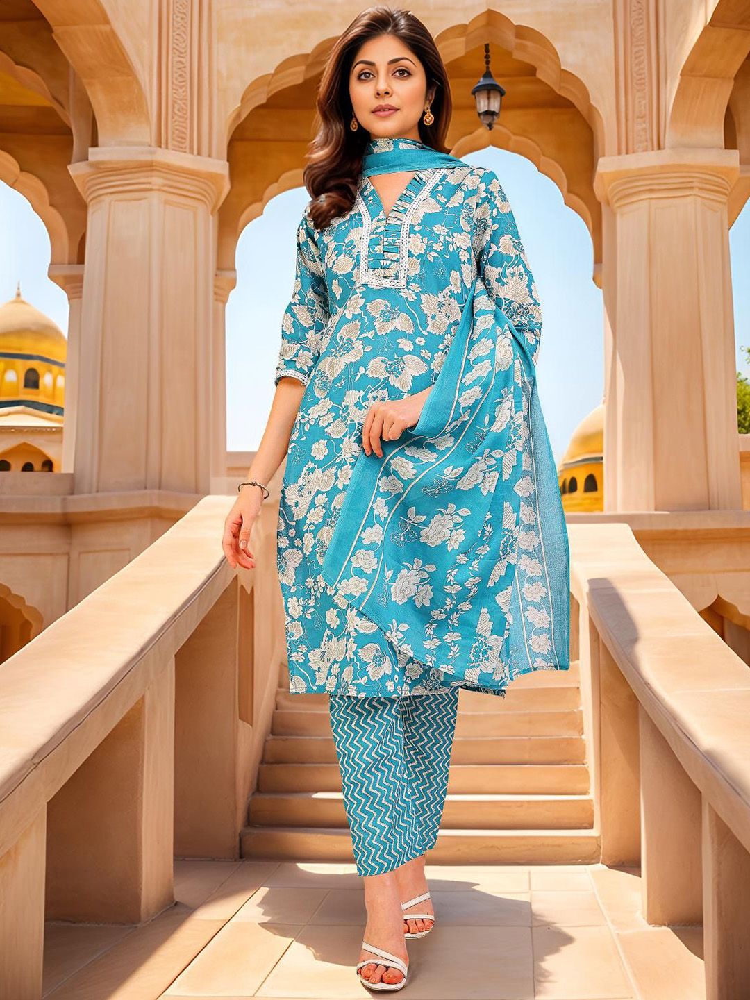 Banwaree Women Floral Printed Kurta with Trousers & Dupatta
