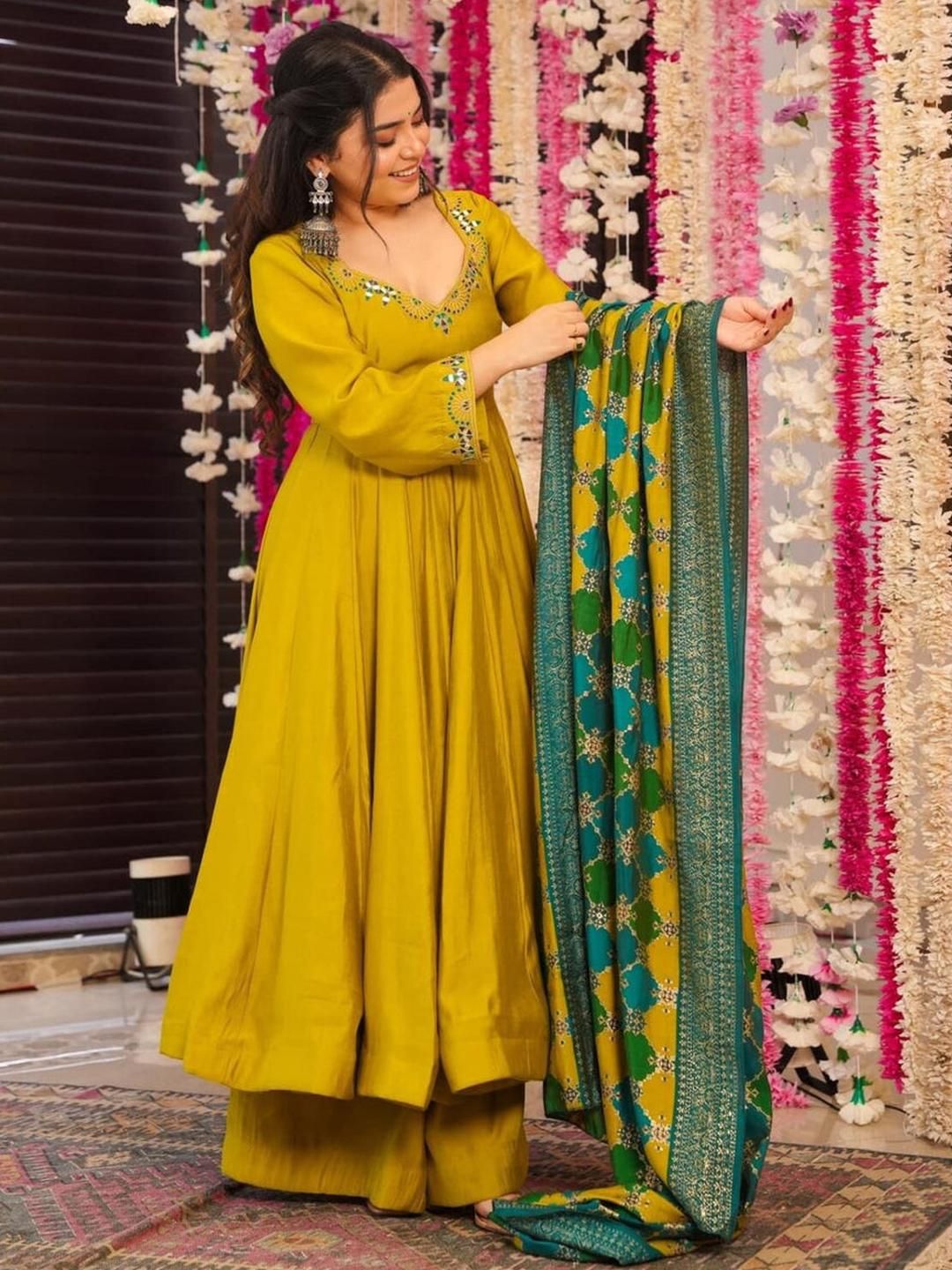 CaniBani Women Silk Blend Solid Kurta Sets