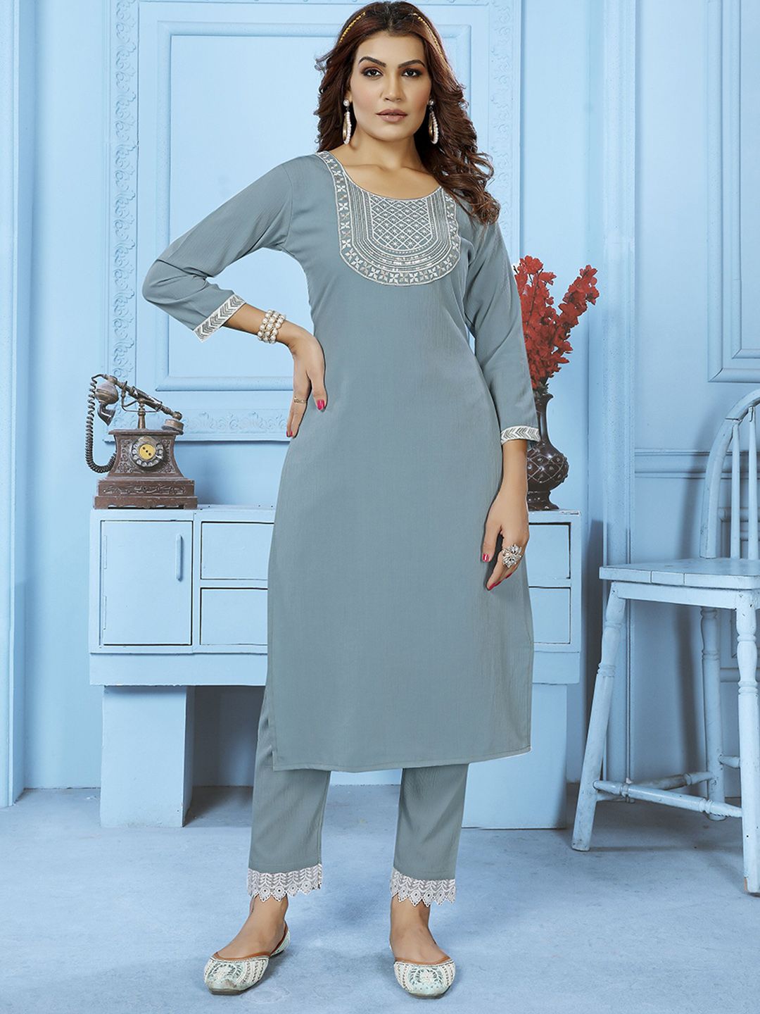 DIVASTRI Women Floral Embroidered Regular Gotta Patti Pure Cotton Kurta with Trousers-image-35