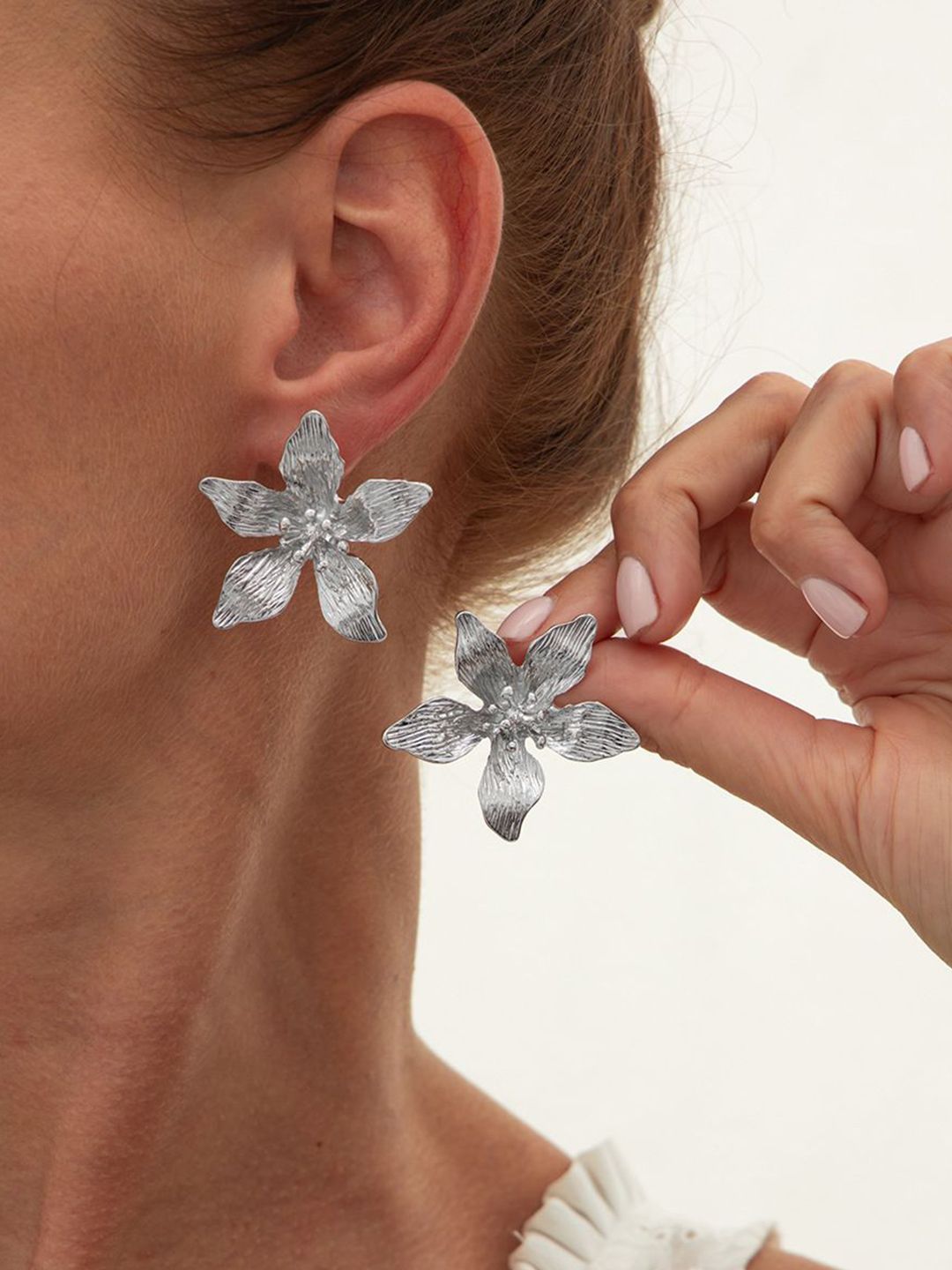 StyleCast x Revolte Silver-Plated Floral Shaped Studs Earrings-picture-15
