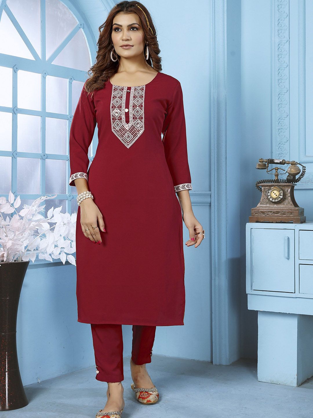 DIVASTRI Women Floral Embroidered Regular Gotta Patti Pure Cotton Kurta with Trousers-picture-16