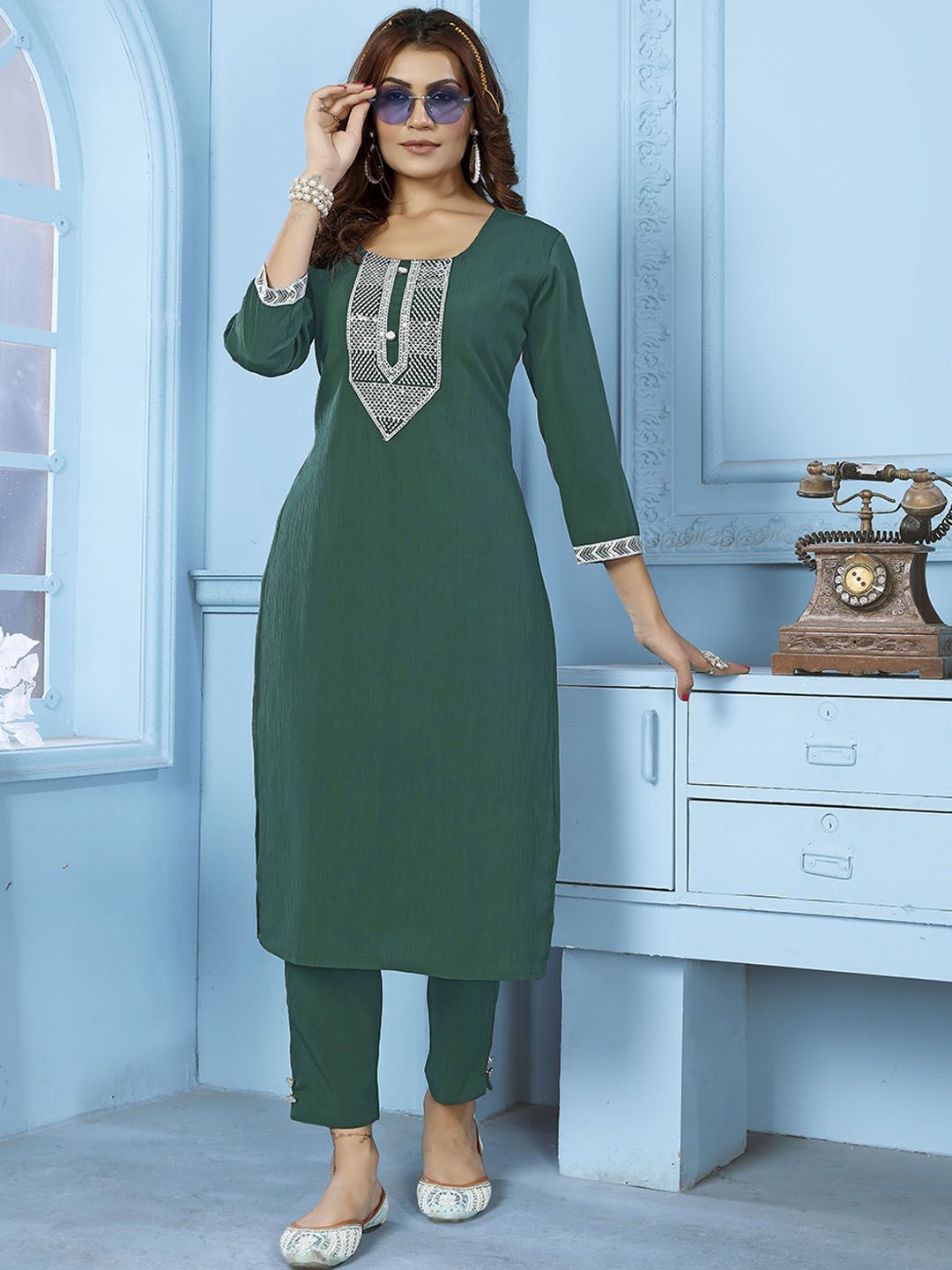 DIVASTRI Women Embroidered Regular Gotta Patti Pure Cotton Kurta with Trousers-image-36