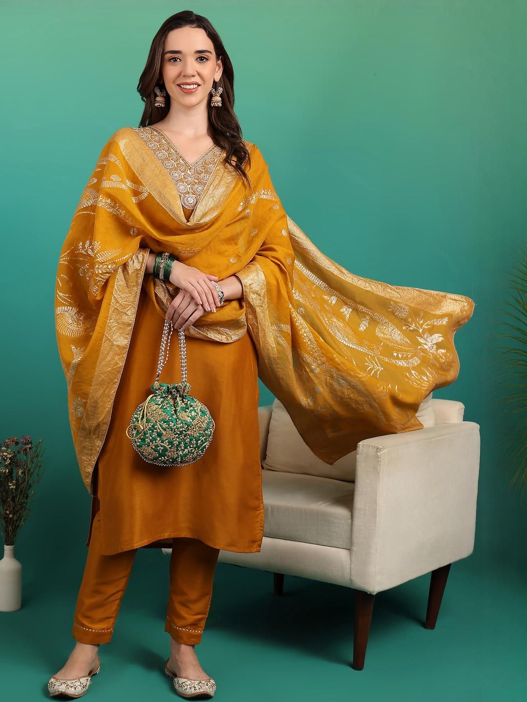NEW ETHNIC 4 YOU Women Floral Embroidered Regular Kurti Set