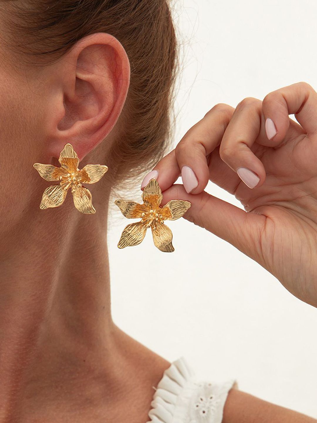 StyleCast x Revolte Gold-Plated Floral Drop Earrings-picture-18