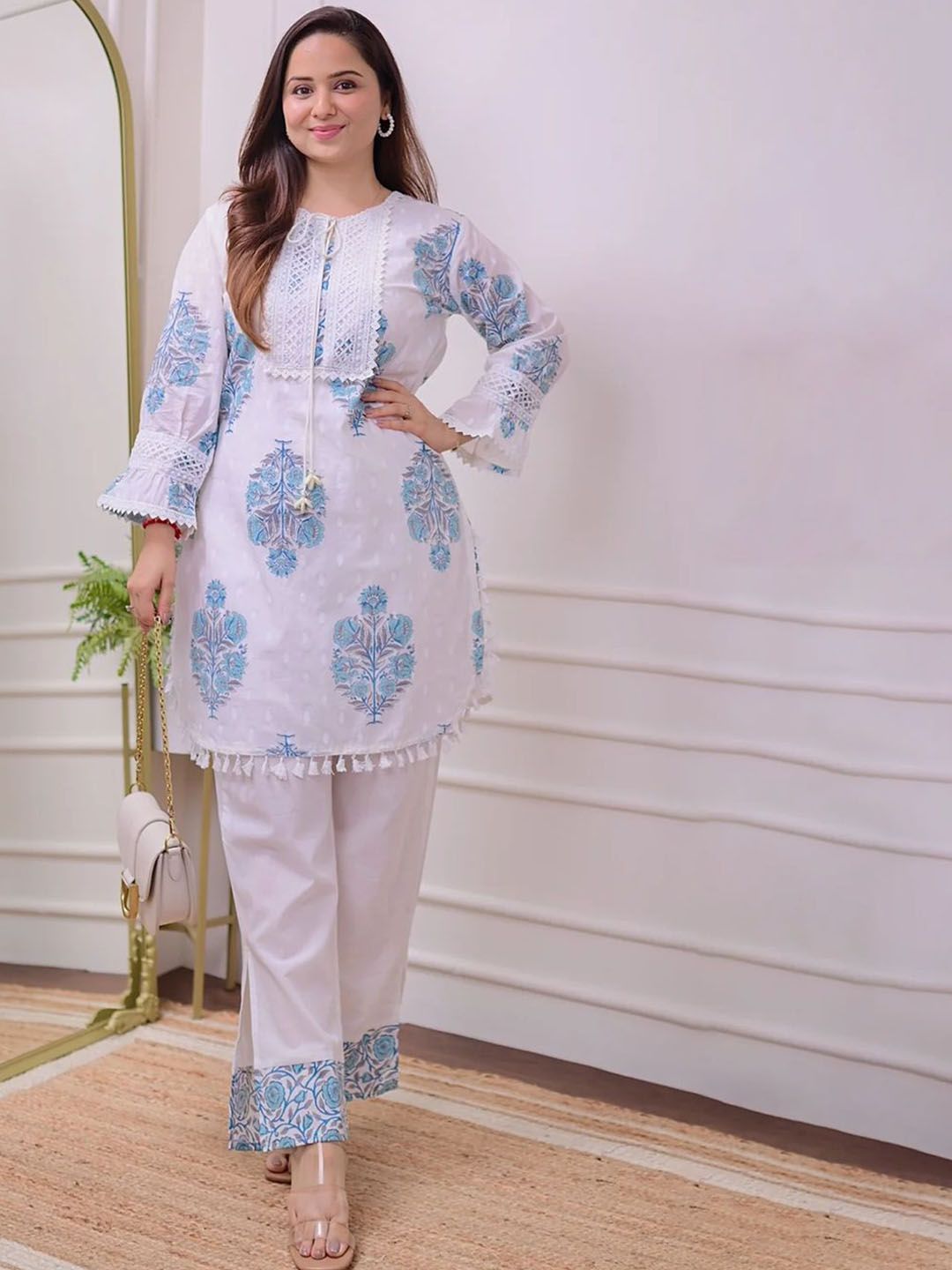 Heavenly Attire Ethnic Motifs Printed Straight Kurta With Trousers