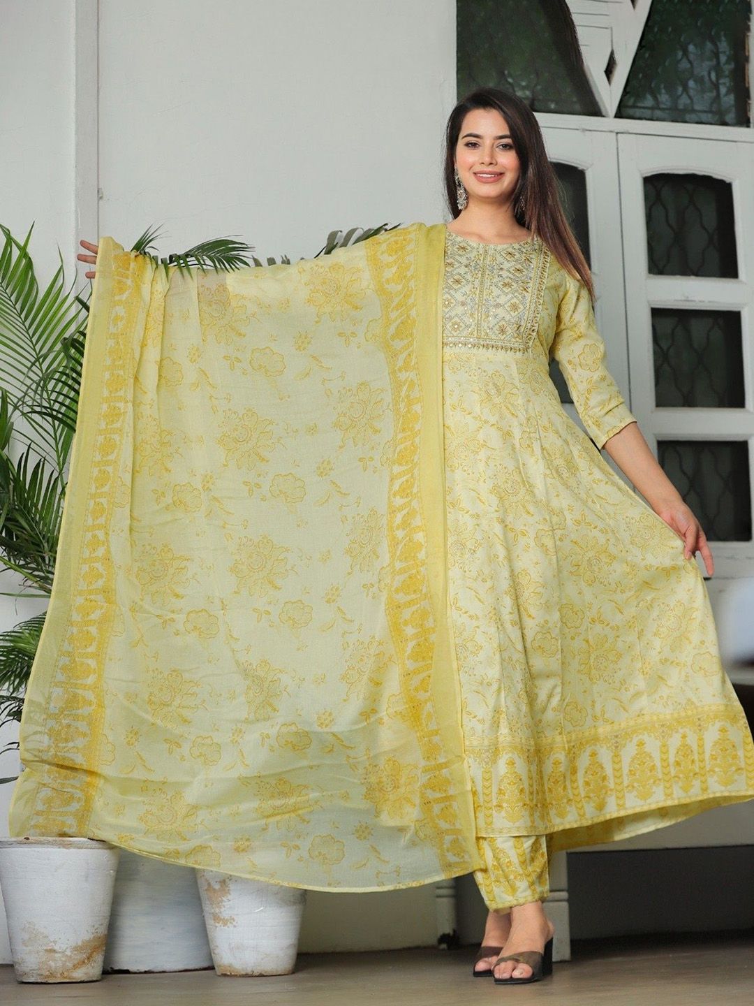 SHALIG Women Printed Kurta with Trousers & Dupatta